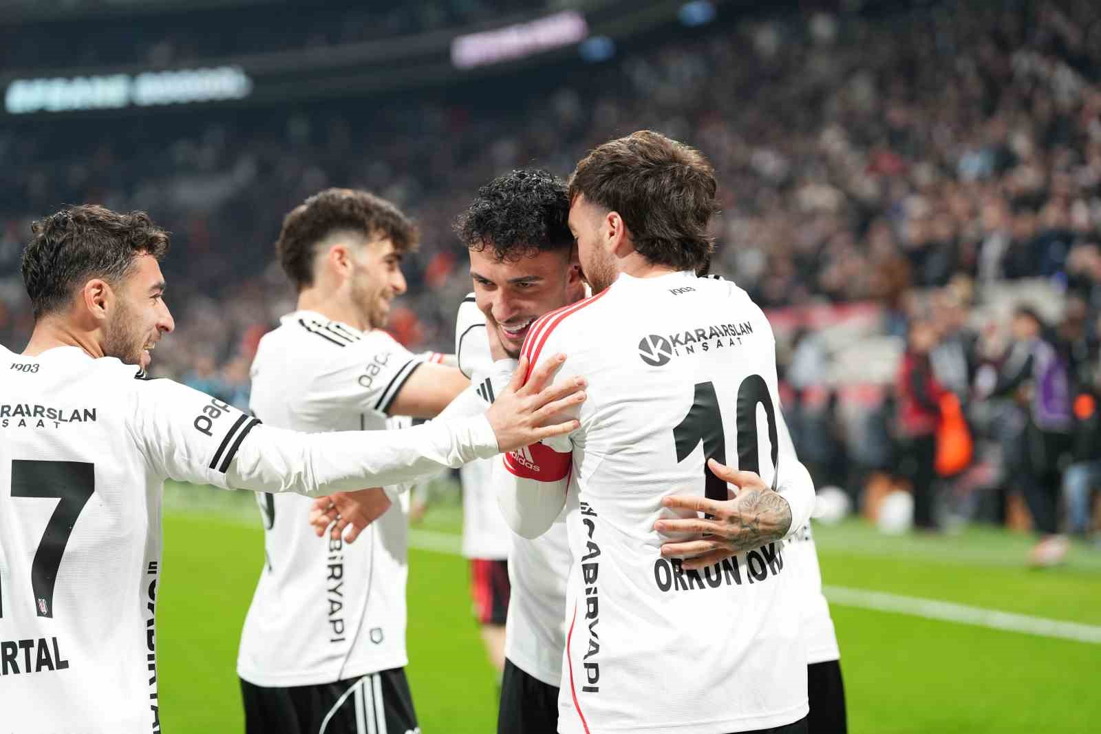 Trendyol Süper Lig: Beşiktaş: 2 - Antalyaspor: 0 (Maç devam ediyor)

