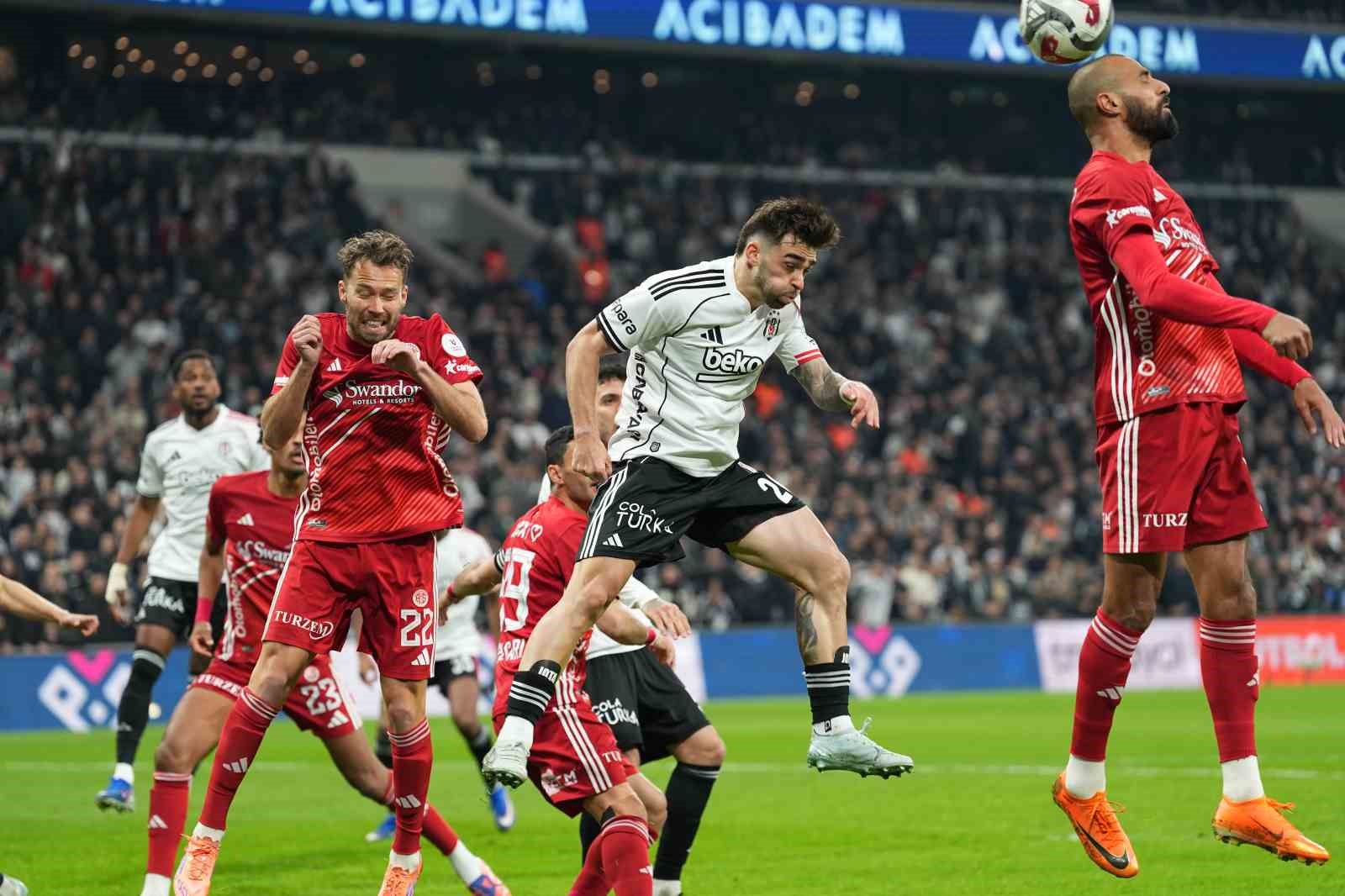 Trendyol Süper Lig: Beşiktaş: 2 - Antalyaspor: 0 (Maç devam ediyor)
