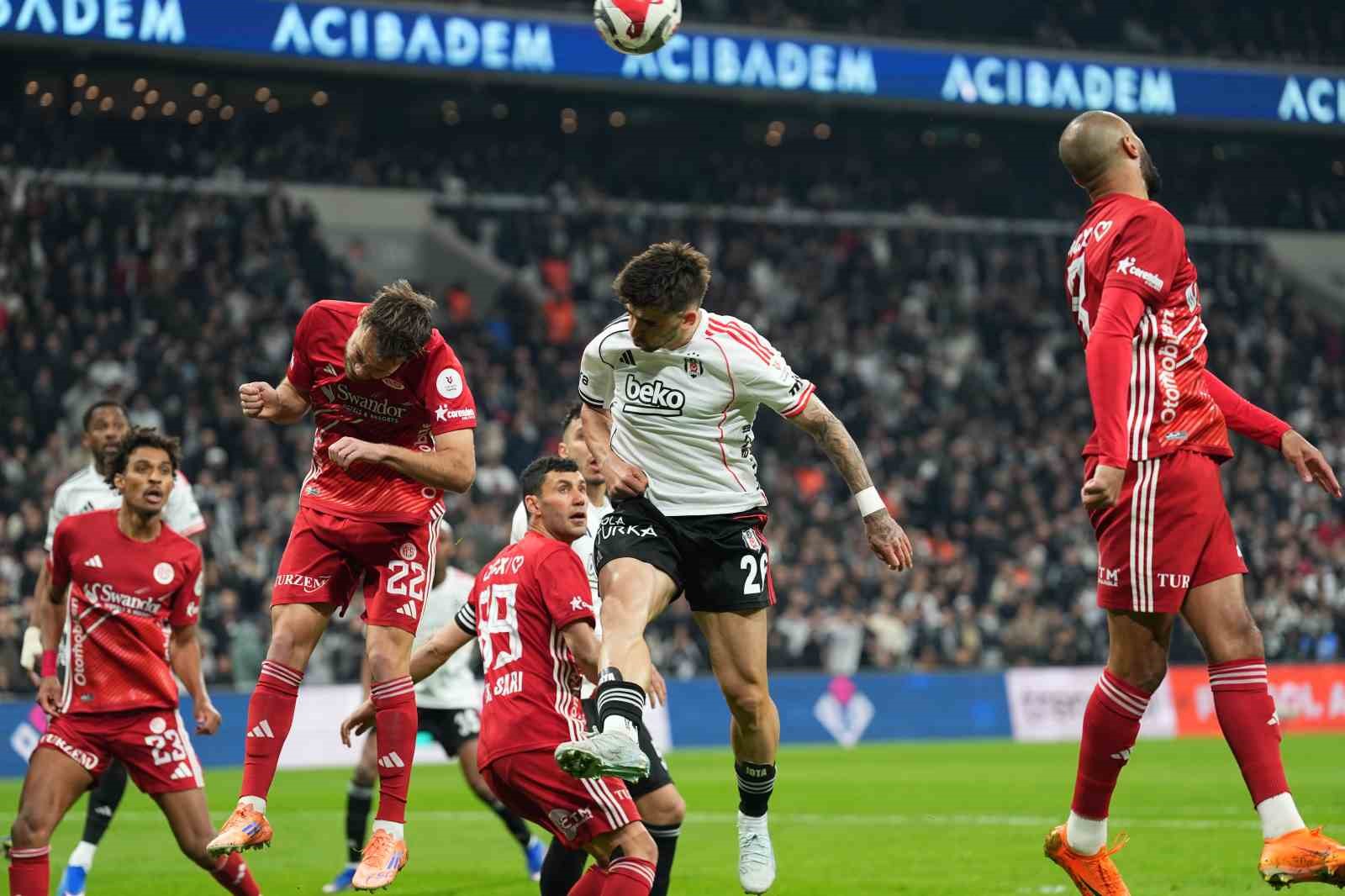 Trendyol Süper Lig: Beşiktaş: 2 - Antalyaspor: 0 (Maç devam ediyor)
