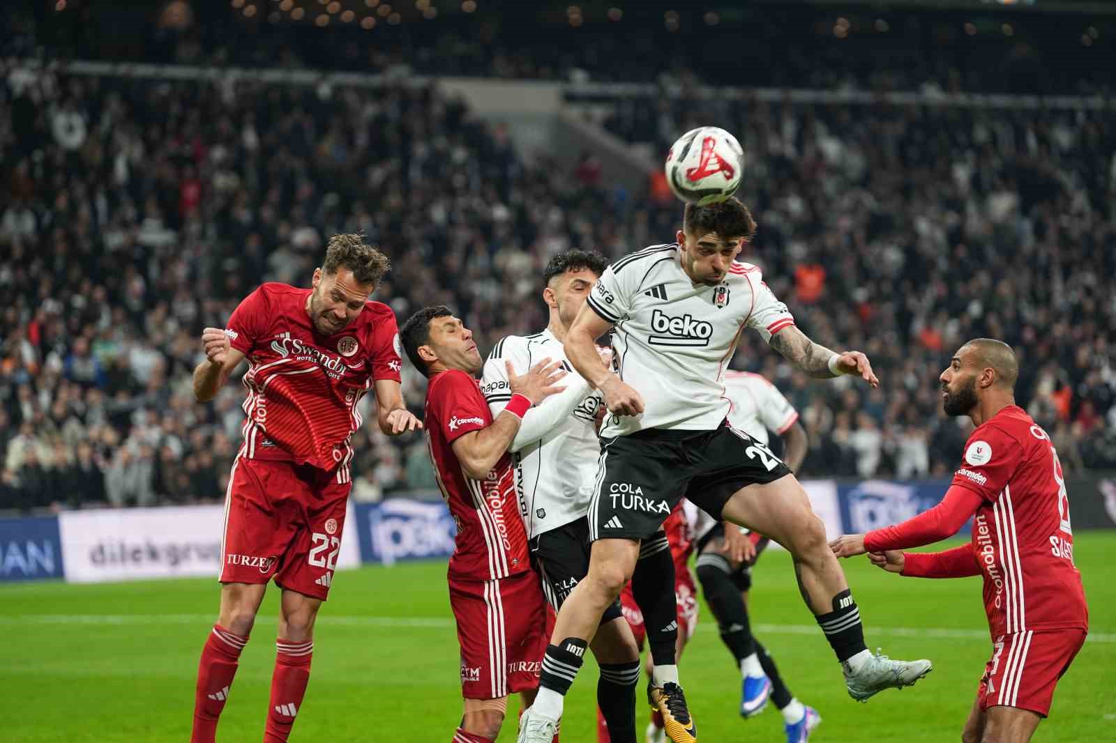 Trendyol Süper Lig: Beşiktaş: 2 - Antalyaspor: 0 (Maç devam ediyor)
