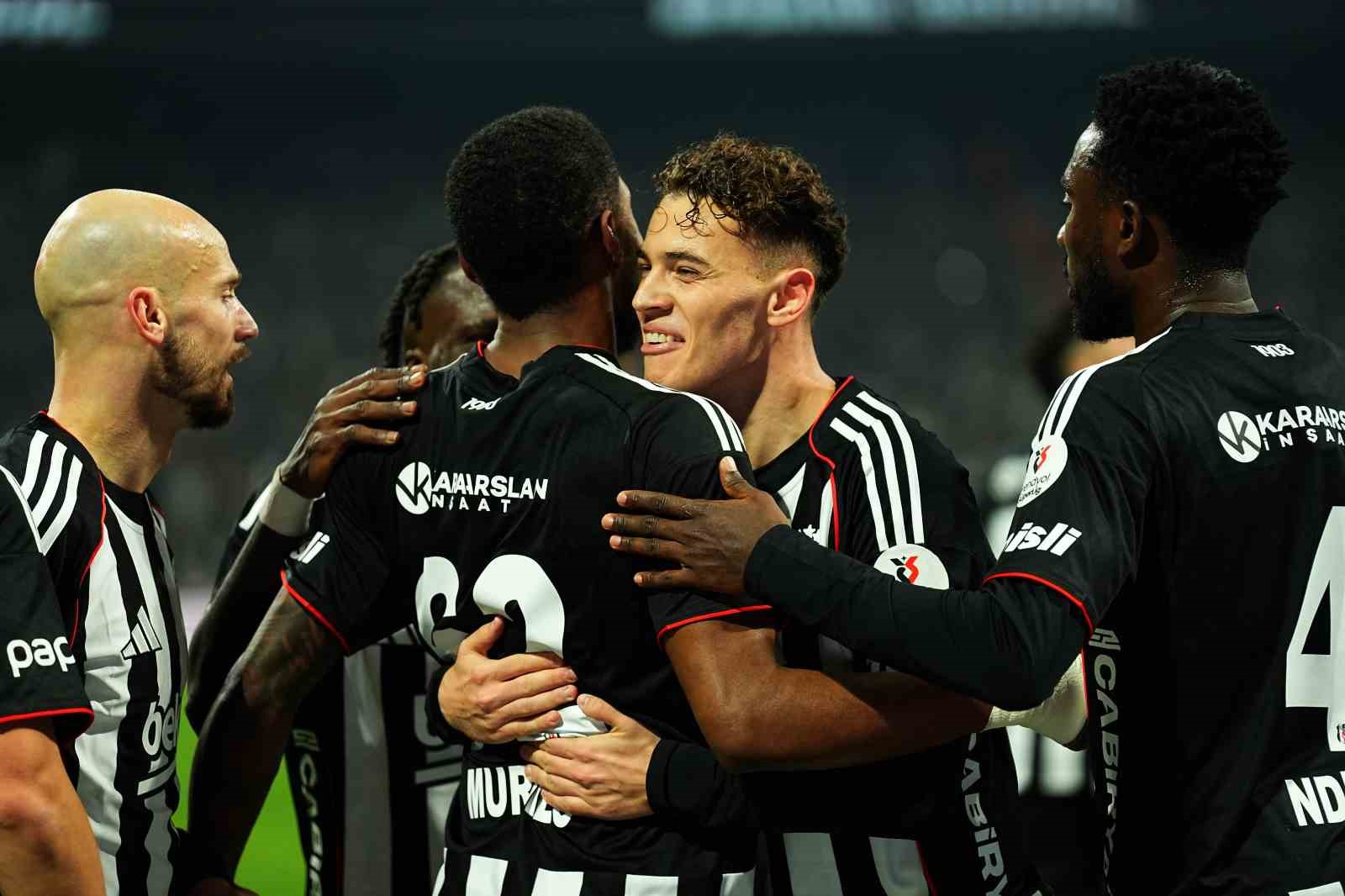 Trendyol Süper Lig: Beşiktaş: 2 - Göztepe: 0 (İlk yarı)
Trendyol Süper Lig: Beşiktaş: 2 - Göztepe: 0 (İlk yarı)