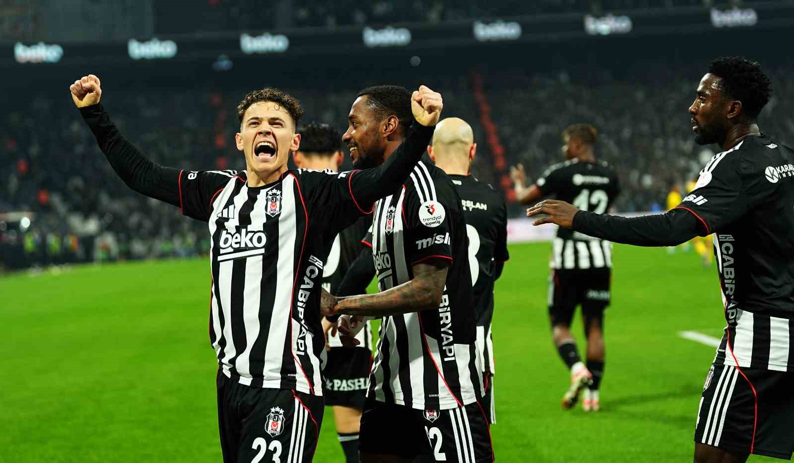 Trendyol Süper Lig: Beşiktaş: 2 - Göztepe: 0 (İlk yarı)
Trendyol Süper Lig: Beşiktaş: 2 - Göztepe: 0 (İlk yarı)