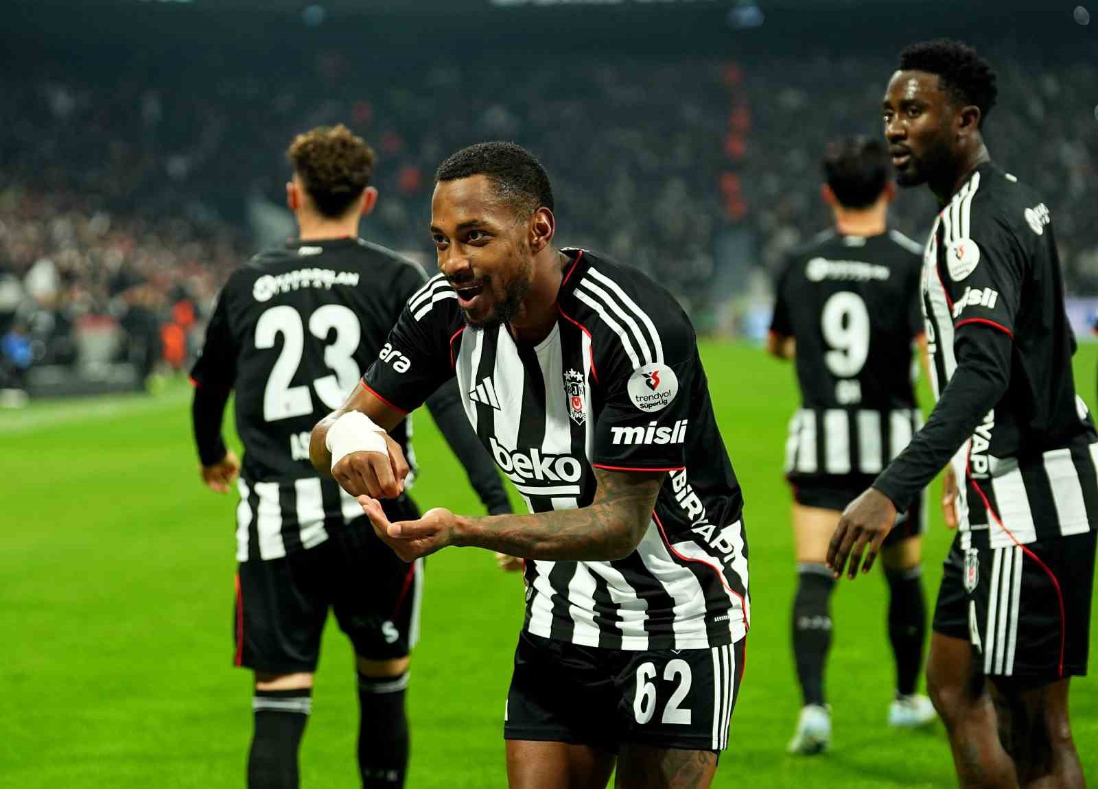 Trendyol Süper Lig: Beşiktaş: 2 - Göztepe: 0 (İlk yarı)
Trendyol Süper Lig: Beşiktaş: 2 - Göztepe: 0 (İlk yarı)