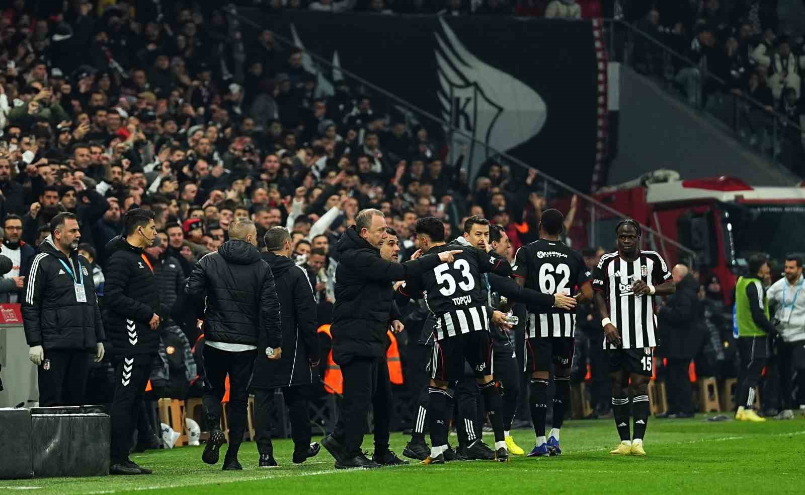 Trendyol Süper Lig: Beşiktaş: 2 - Göztepe: 0 (İlk yarı)
Trendyol Süper Lig: Beşiktaş: 2 - Göztepe: 0 (İlk yarı)