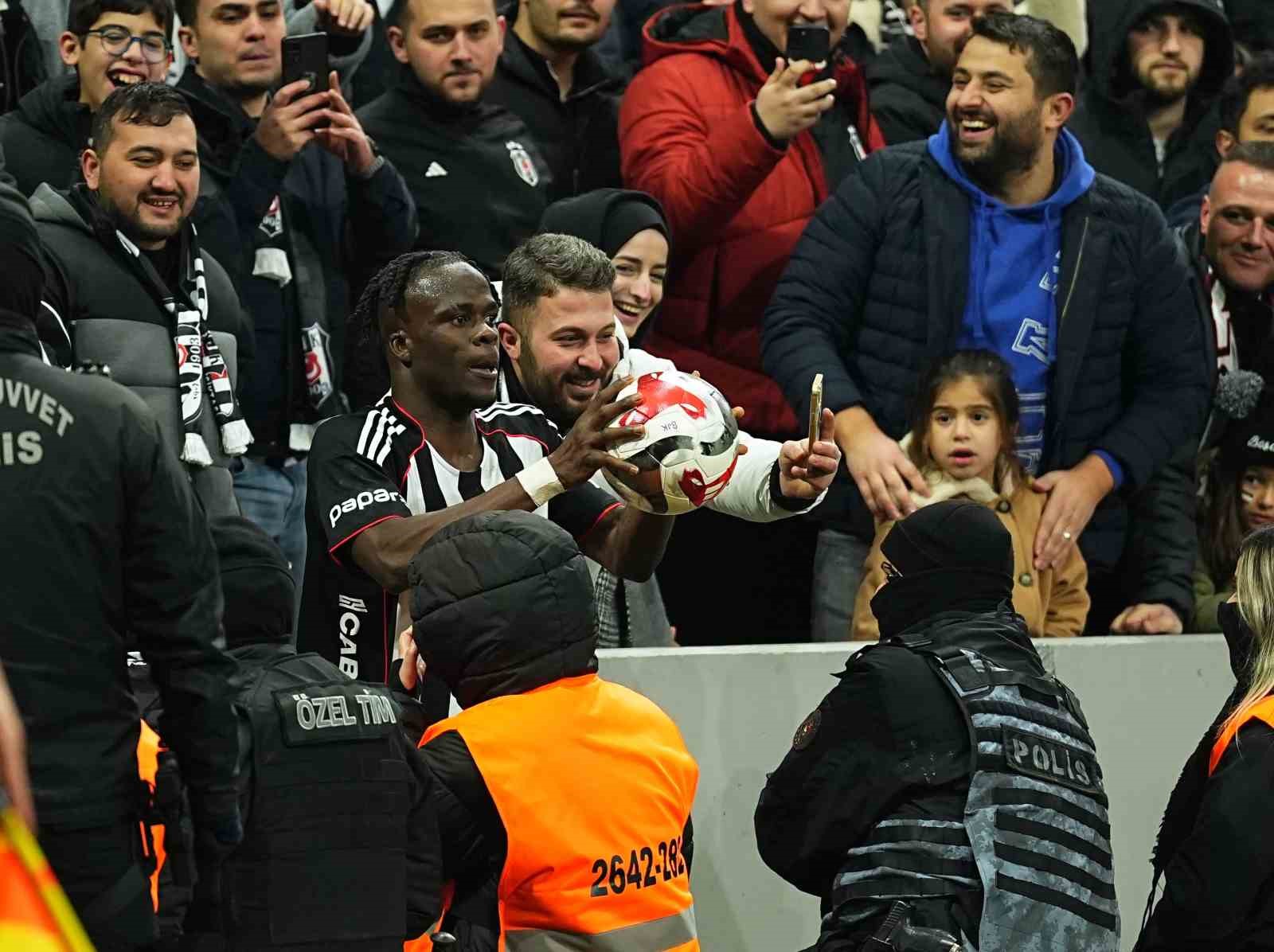 Trendyol Süper Lig: Beşiktaş: 2 - Göztepe: 0 (İlk yarı)
Trendyol Süper Lig: Beşiktaş: 2 - Göztepe: 0 (İlk yarı)