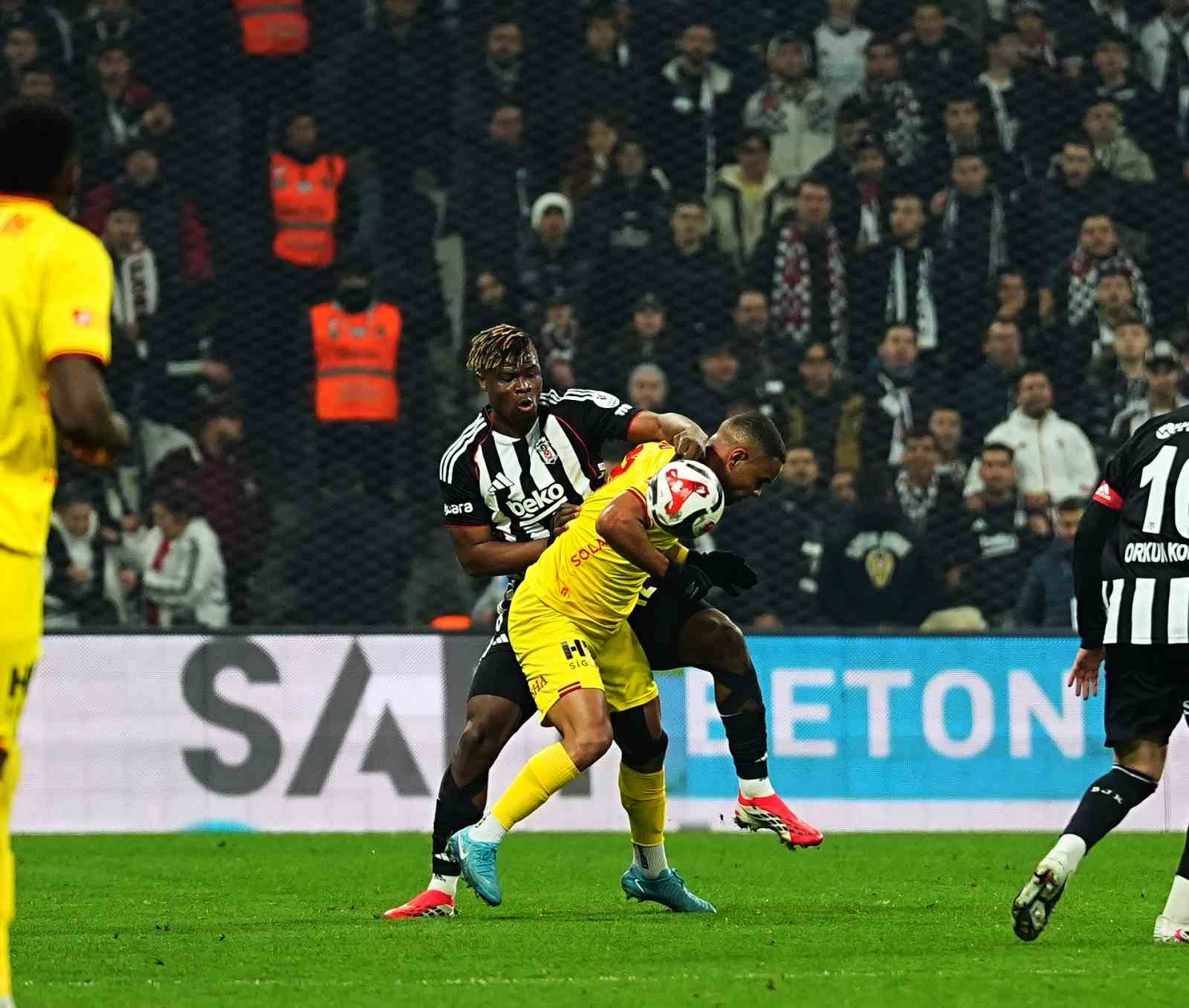 Trendyol Süper Lig: Beşiktaş: 2 - Göztepe: 0 (İlk yarı)
Trendyol Süper Lig: Beşiktaş: 2 - Göztepe: 0 (İlk yarı)