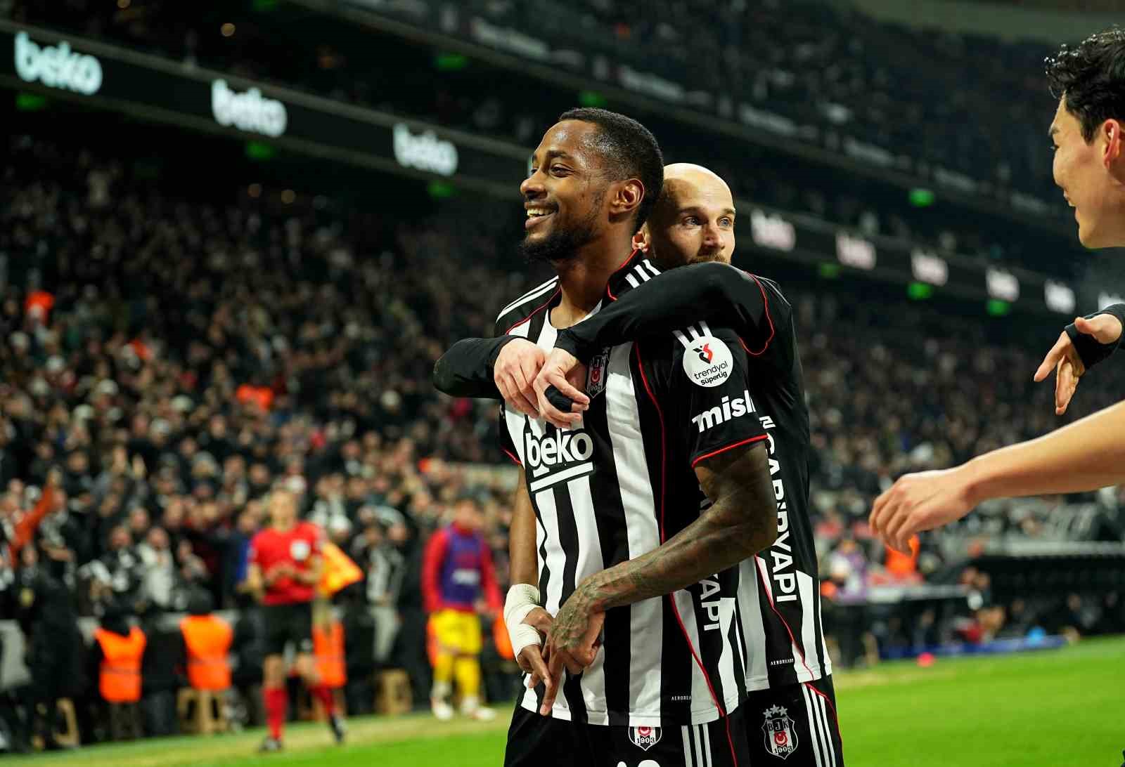 Trendyol Süper Lig: Beşiktaş: 2 - Göztepe: 0 (İlk yarı)
Trendyol Süper Lig: Beşiktaş: 2 - Göztepe: 0 (İlk yarı)