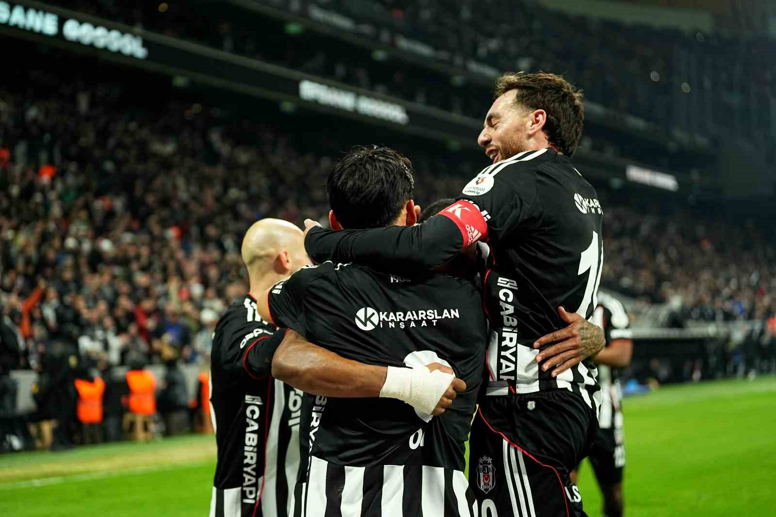 Trendyol Süper Lig: Beşiktaş: 2 - Göztepe: 0 (İlk yarı)
Trendyol Süper Lig: Beşiktaş: 2 - Göztepe: 0 (İlk yarı)