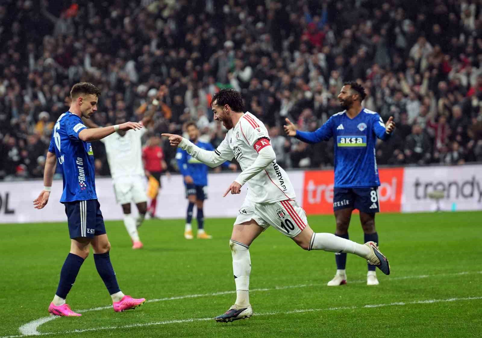 Trendyol Süper Lig: Beşiktaş: 2 - Kasımpaşa: 0 (İlk yarı)

