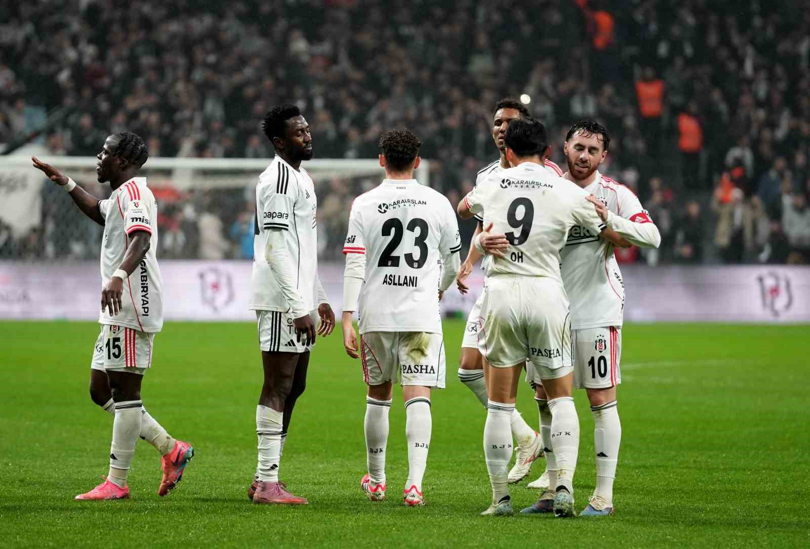 Trendyol Süper Lig: Beşiktaş: 2 - Kasımpaşa: 0 (İlk yarı)
