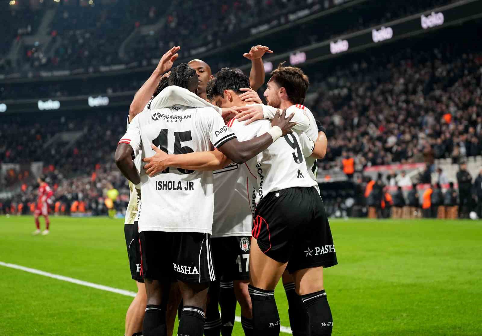 Trendyol Süper Lig: Beşiktaş: 3 - Antalyaspor: 1 (İlk yarı)
Trendyol Süper Lig: Beşiktaş: 3 - Antalyaspor: 1 (İlk yarı)