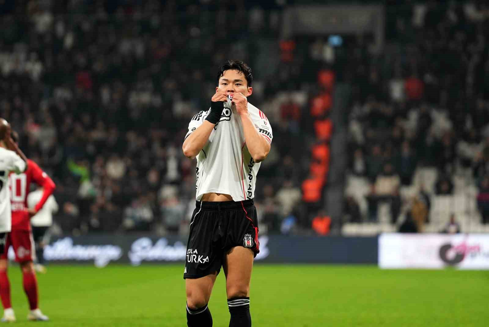 Trendyol Süper Lig: Beşiktaş: 3 - Antalyaspor: 1 (İlk yarı)
Trendyol Süper Lig: Beşiktaş: 3 - Antalyaspor: 1 (İlk yarı)