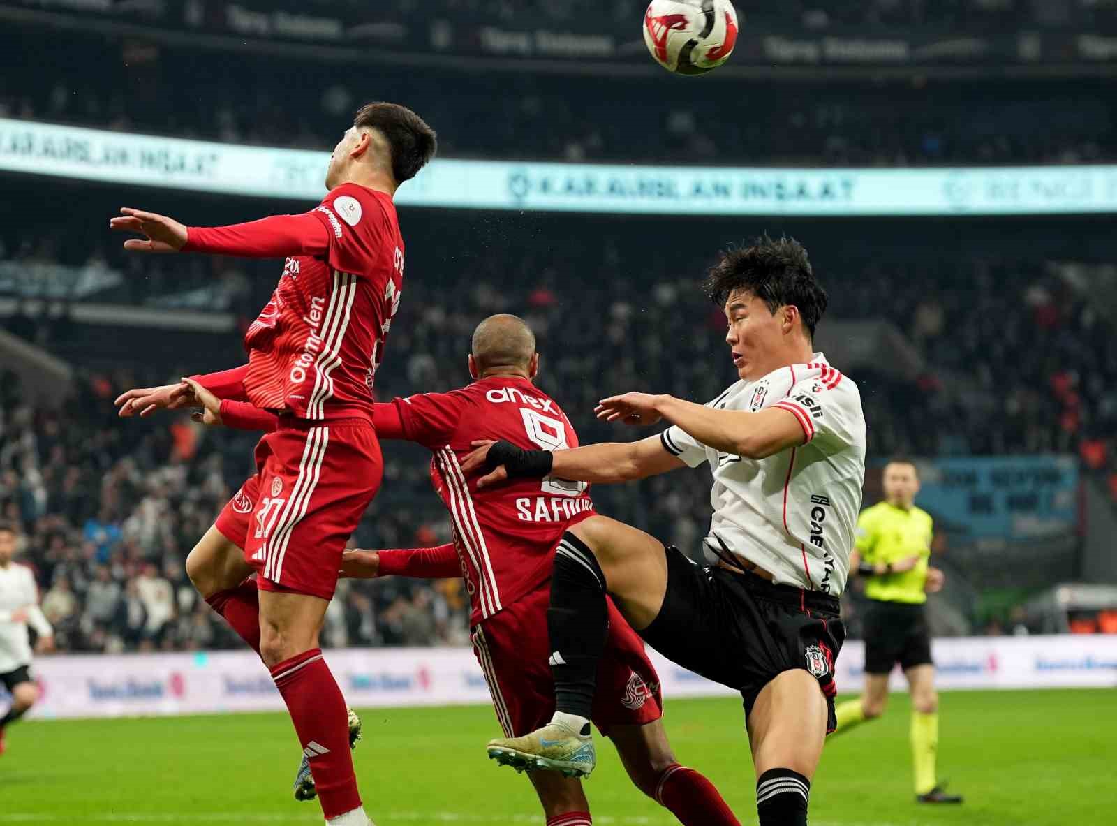 Trendyol Süper Lig: Beşiktaş: 3 - Antalyaspor: 1 (İlk yarı)
Trendyol Süper Lig: Beşiktaş: 3 - Antalyaspor: 1 (İlk yarı)