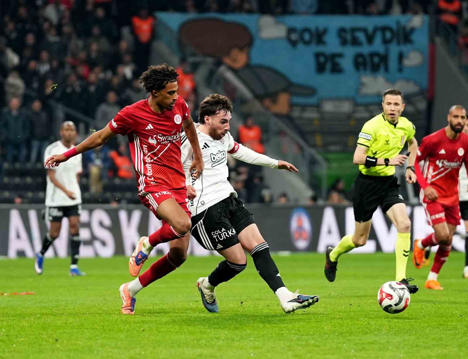 Trendyol Süper Lig: Beşiktaş: 3 - Antalyaspor: 1 (İlk yarı)
Trendyol Süper Lig: Beşiktaş: 3 - Antalyaspor: 1 (İlk yarı)
