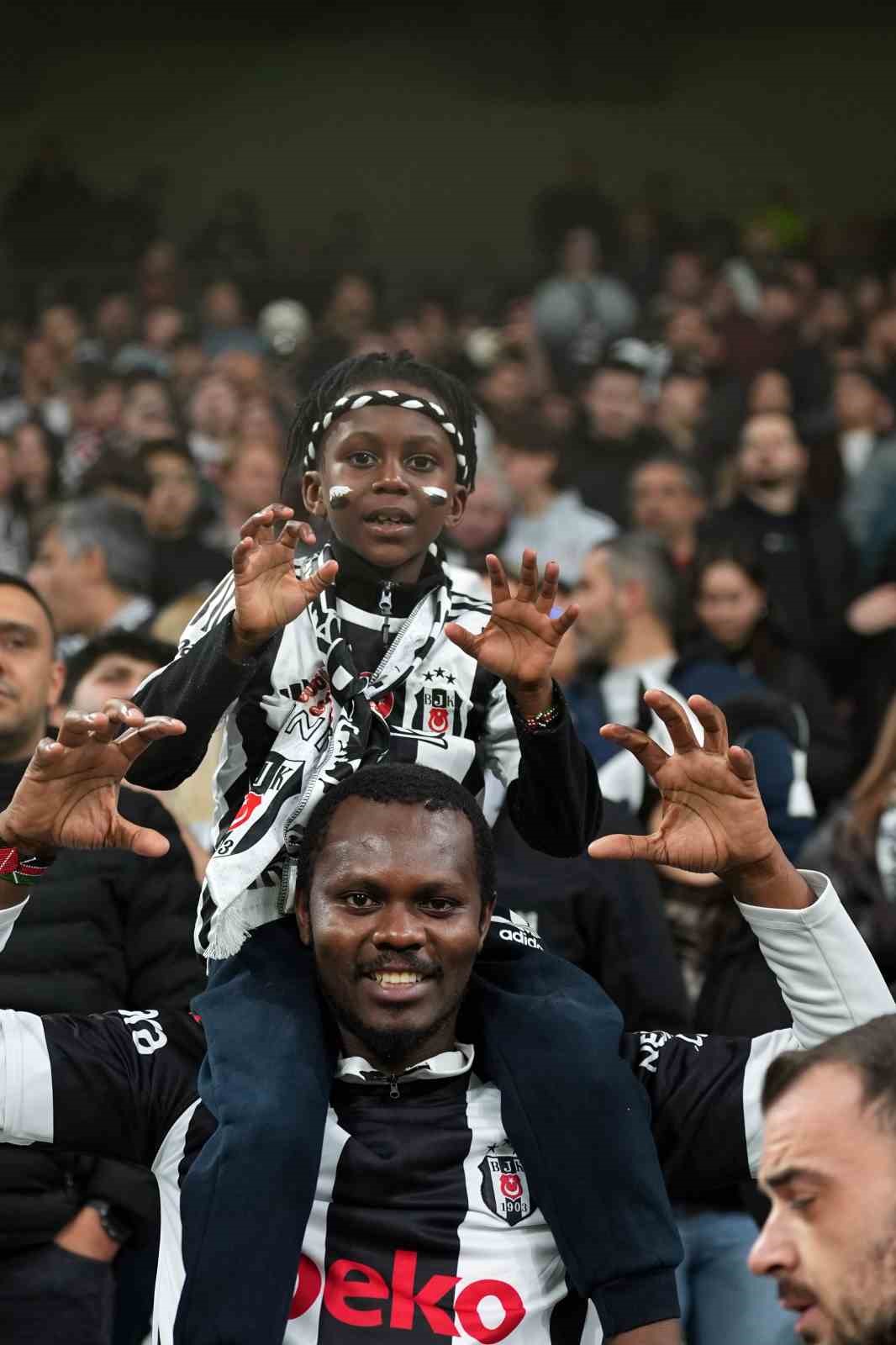 Trendyol Süper Lig: Beşiktaş: 3 - Antalyaspor: 1 (İlk yarı)
Trendyol Süper Lig: Beşiktaş: 3 - Antalyaspor: 1 (İlk yarı)