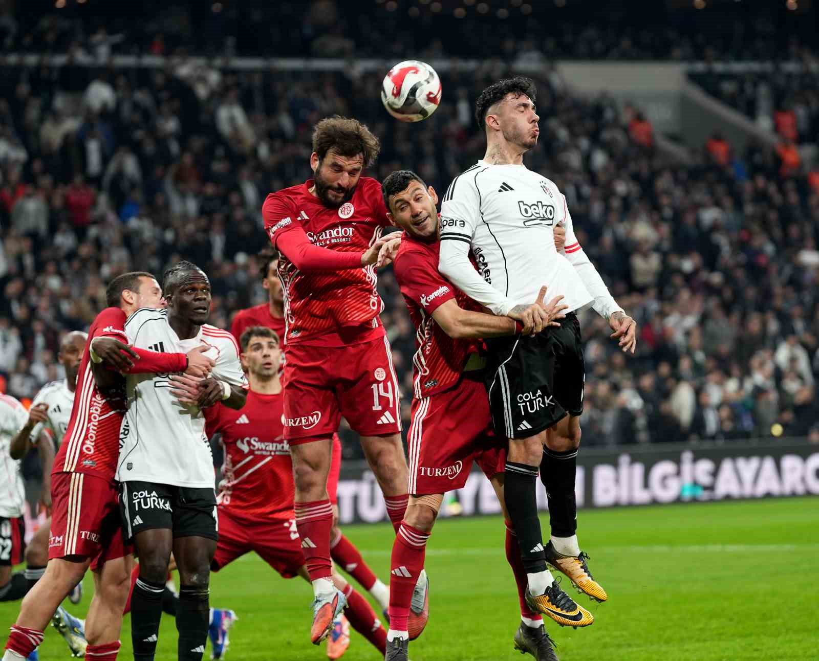 Trendyol Süper Lig: Beşiktaş: 3 - Antalyaspor: 1 (İlk yarı)
Trendyol Süper Lig: Beşiktaş: 3 - Antalyaspor: 1 (İlk yarı)