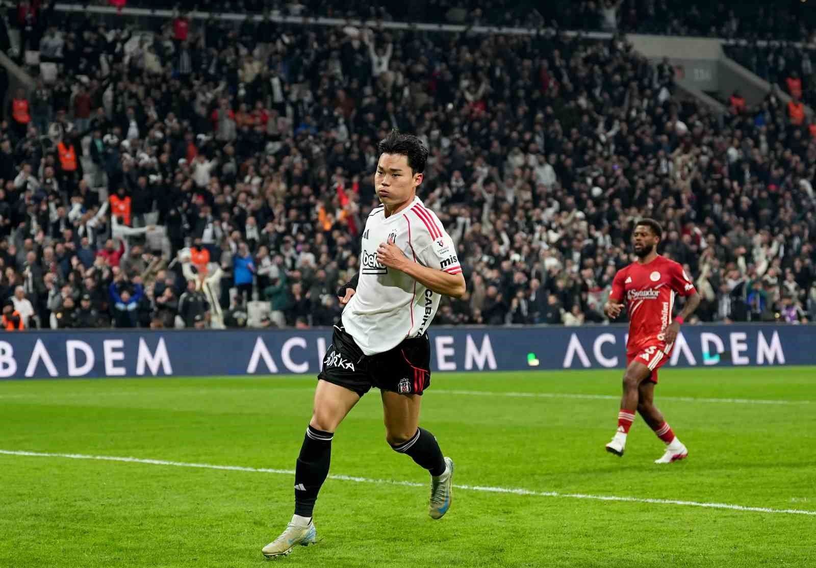 Trendyol Süper Lig: Beşiktaş: 3 - Antalyaspor: 1 (İlk yarı)
Trendyol Süper Lig: Beşiktaş: 3 - Antalyaspor: 1 (İlk yarı)