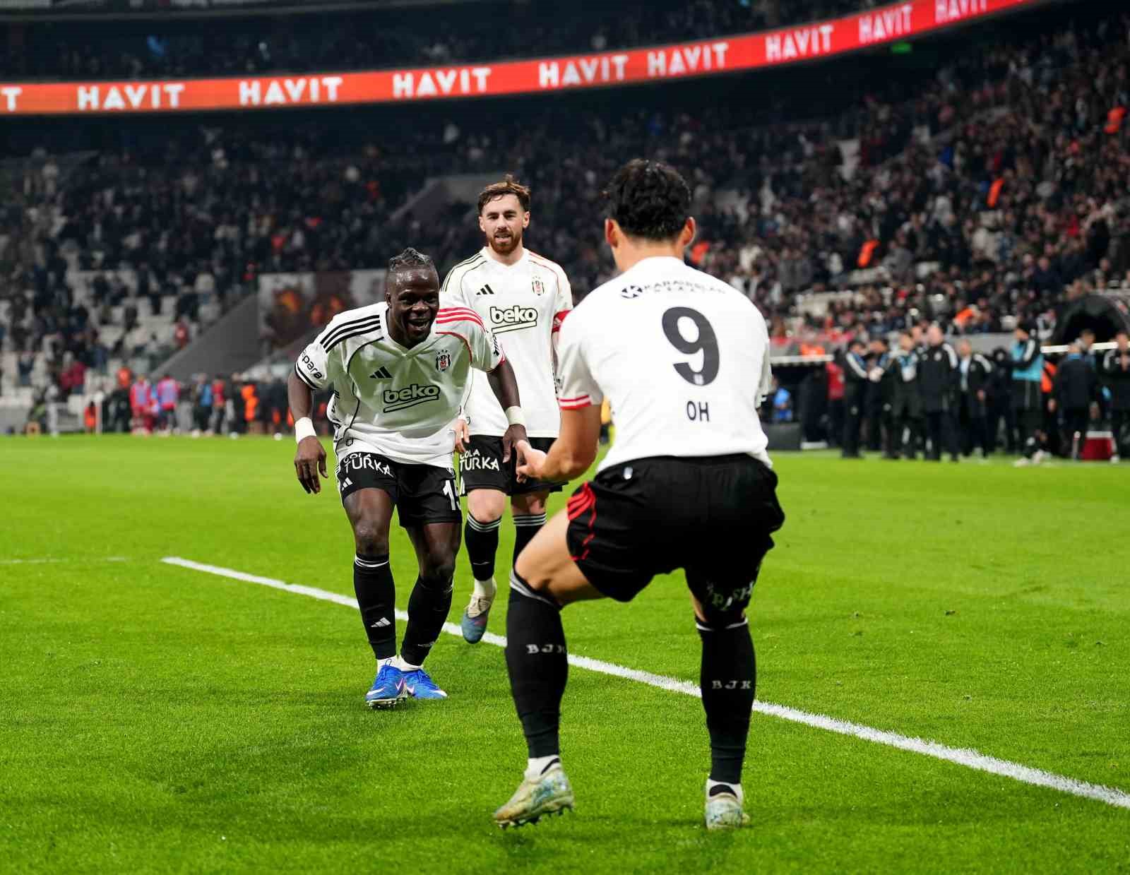 Trendyol Süper Lig: Beşiktaş: 3 - Antalyaspor: 1 (İlk yarı)
Trendyol Süper Lig: Beşiktaş: 3 - Antalyaspor: 1 (İlk yarı)