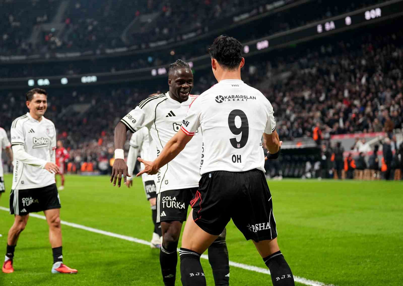 Trendyol Süper Lig: Beşiktaş: 3 - Antalyaspor: 1 (İlk yarı)
Trendyol Süper Lig: Beşiktaş: 3 - Antalyaspor: 1 (İlk yarı)