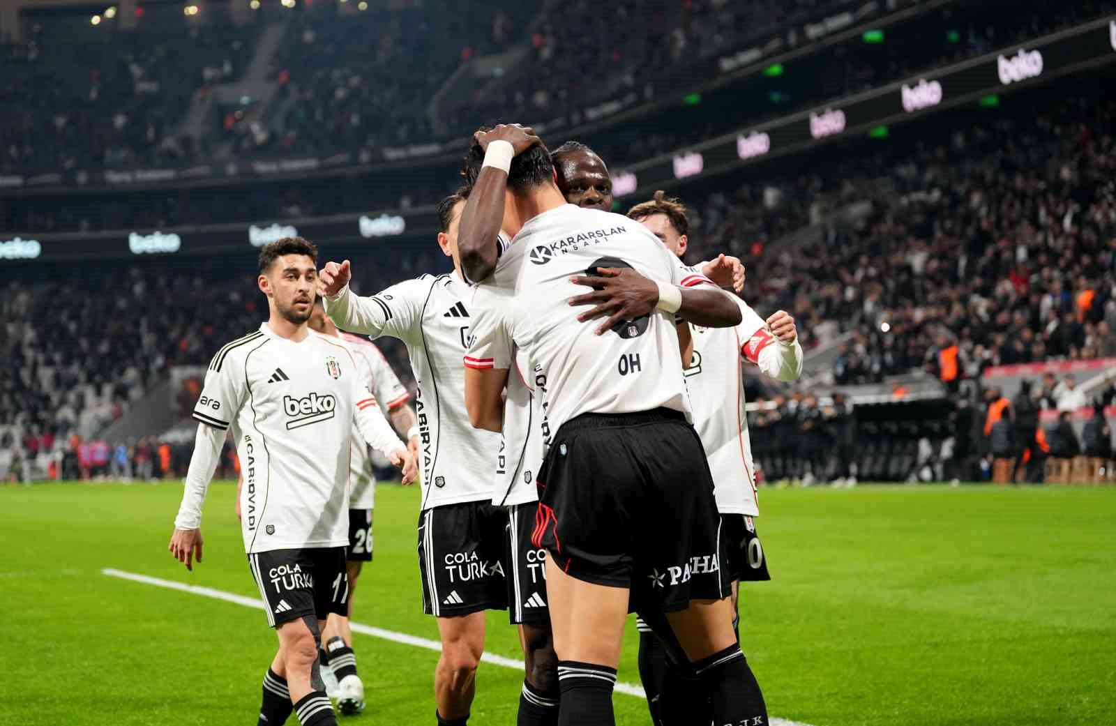 Trendyol Süper Lig: Beşiktaş: 3 - Antalyaspor: 1 (İlk yarı)
Trendyol Süper Lig: Beşiktaş: 3 - Antalyaspor: 1 (İlk yarı)