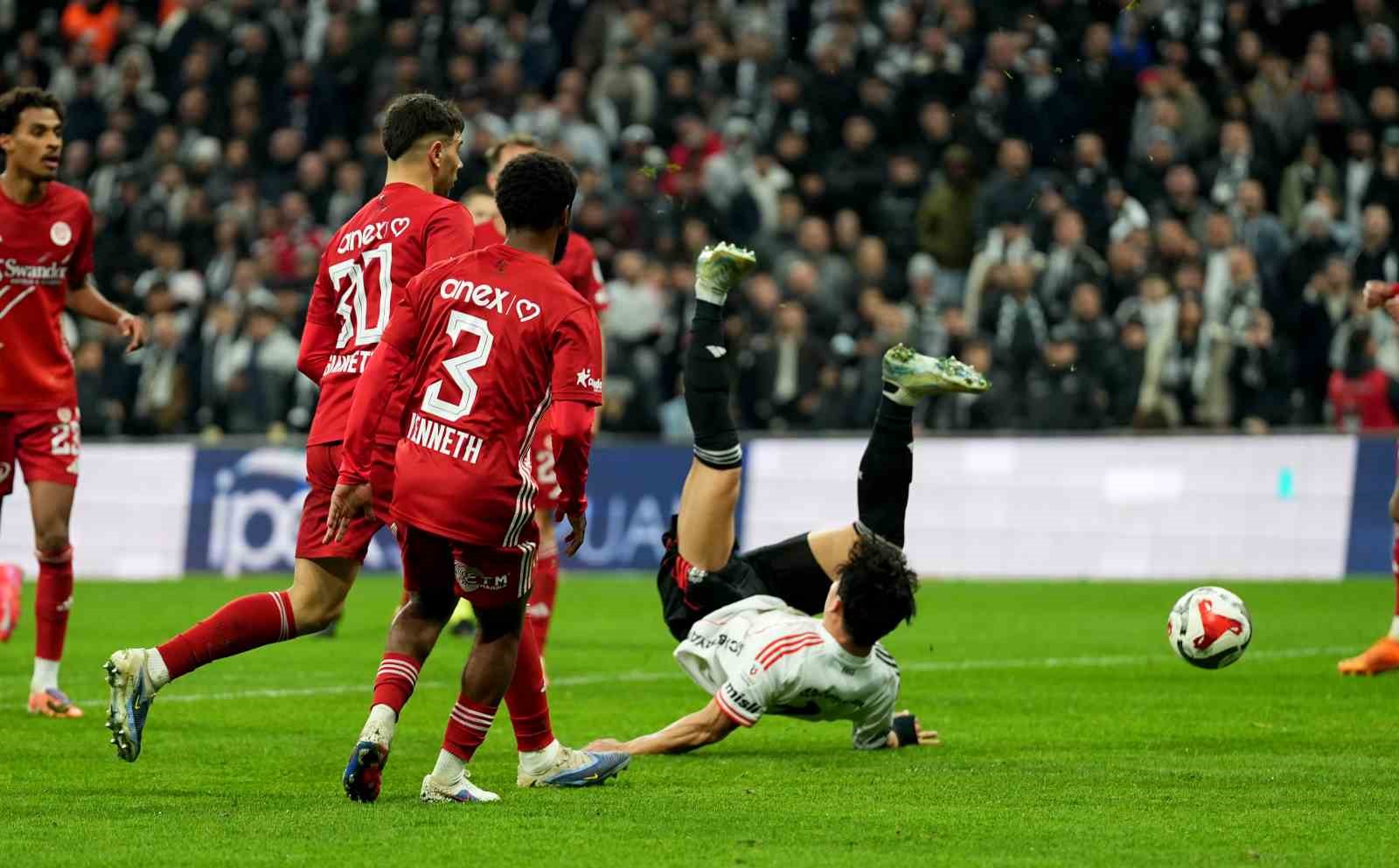 Trendyol Süper Lig: Beşiktaş: 4 - Antalyaspor: 2 (Maç sonucu)
