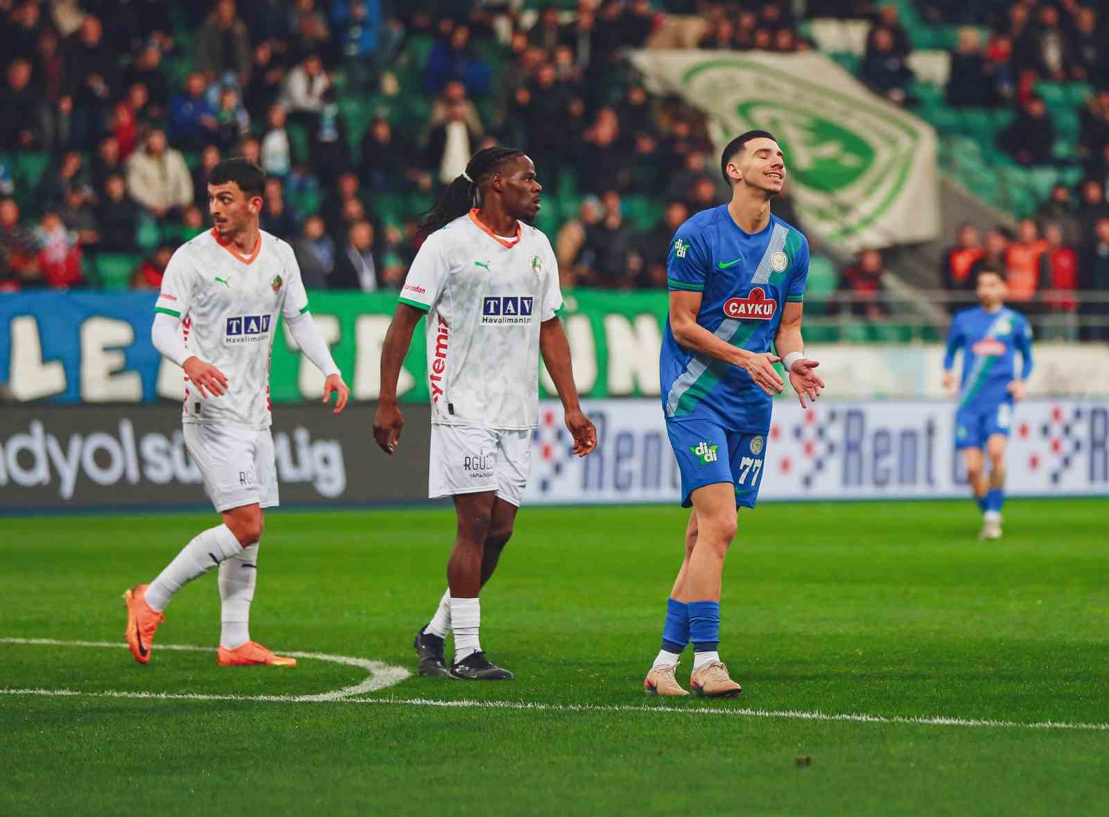 Trendyol Süper Lig: Çaykur Rizespor: 0 - Corendon Alanyaspor: 0 (İlk yarı)
