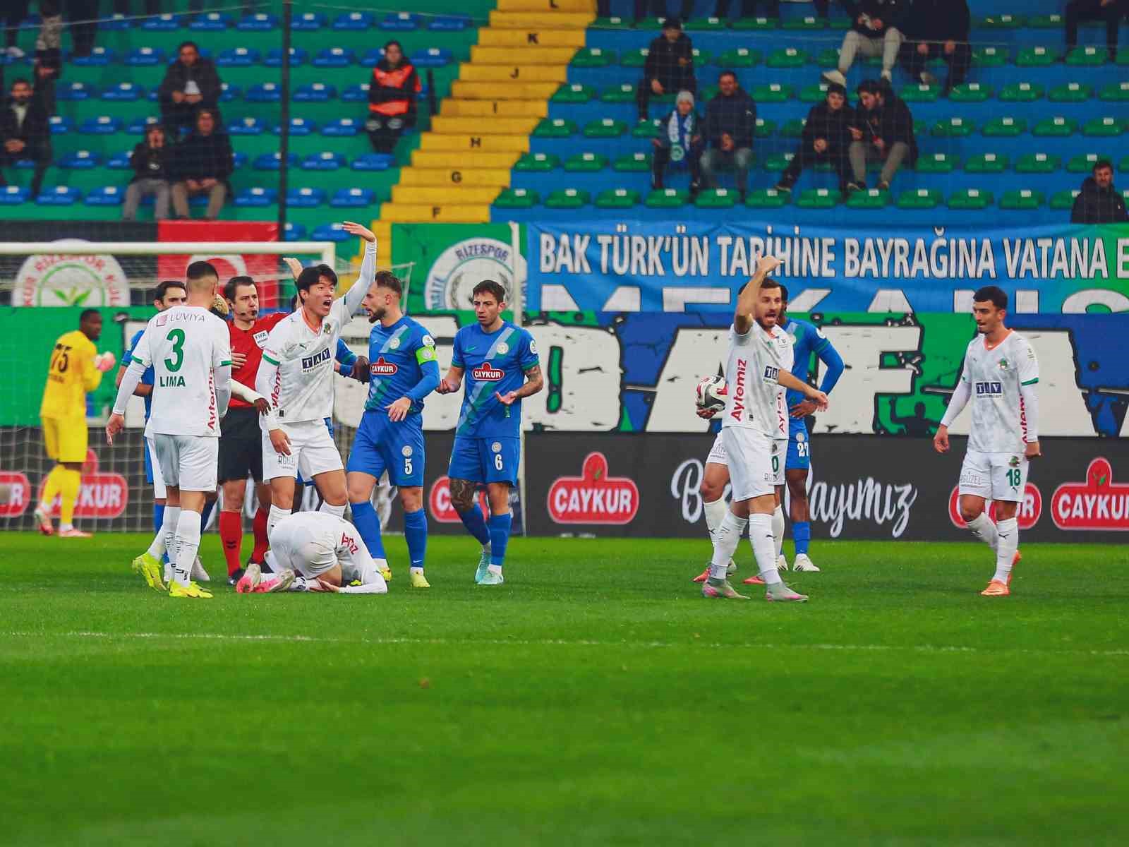 Trendyol Süper Lig: Çaykur Rizespor: 0 - Corendon Alanyaspor: 0 (İlk yarı)
