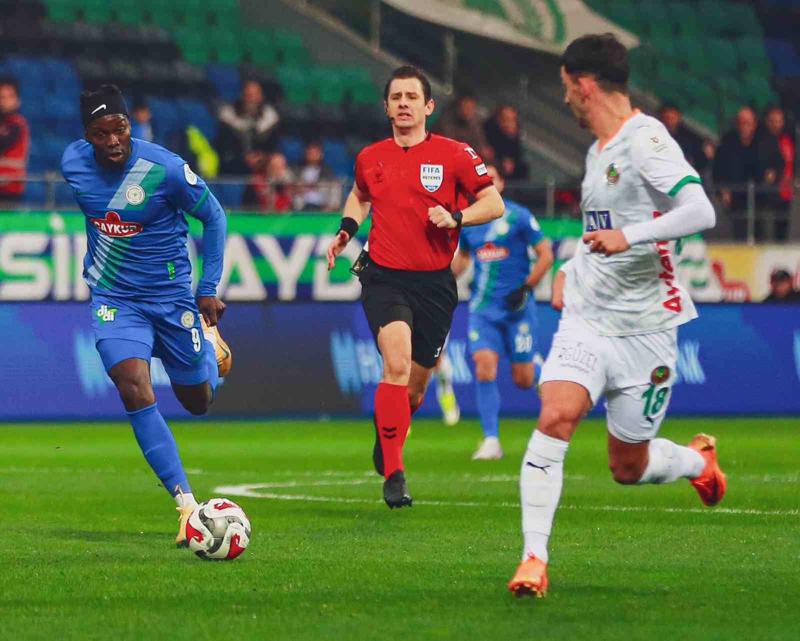 Trendyol Süper Lig: Çaykur Rizespor: 0 - Corendon Alanyaspor: 0 (İlk yarı)
