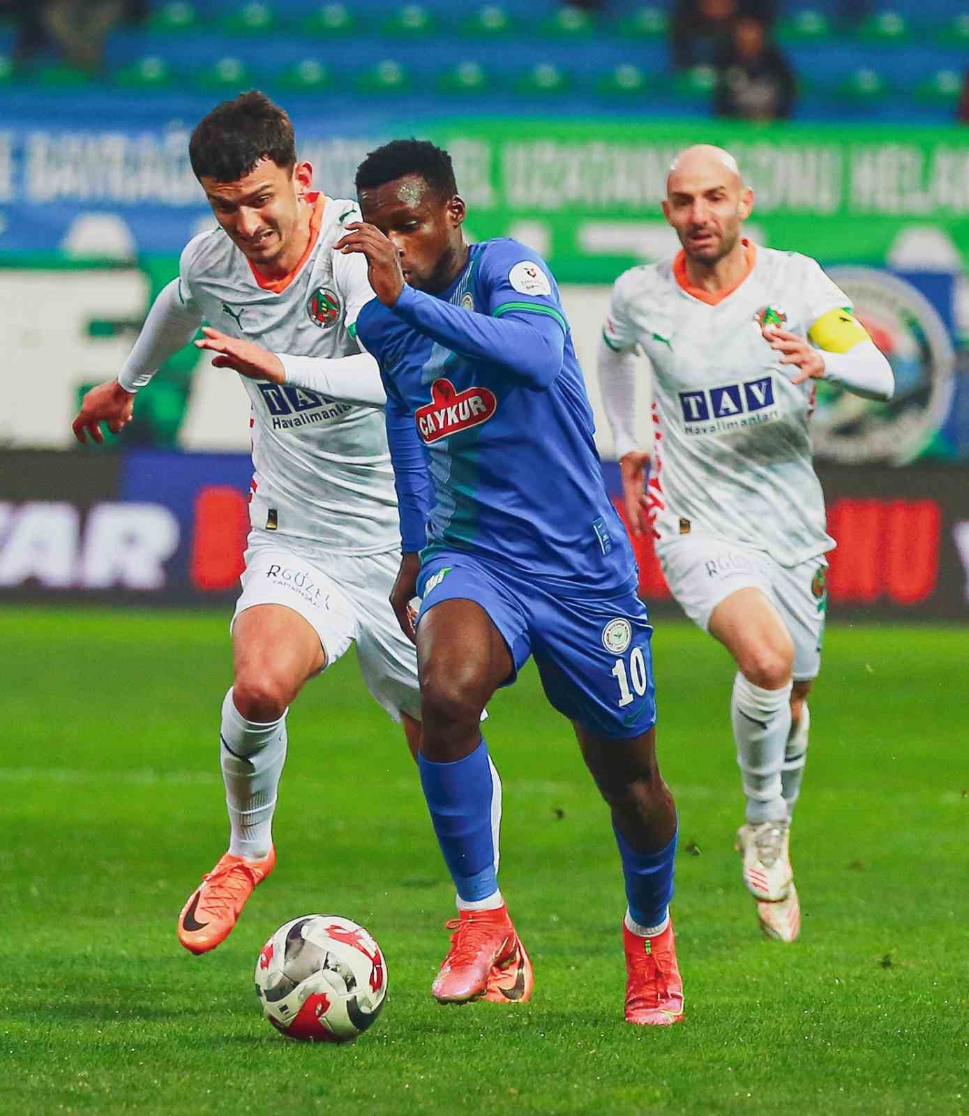 Trendyol Süper Lig: Çaykur Rizespor: 0 - Corendon Alanyaspor: 0 (İlk yarı)
