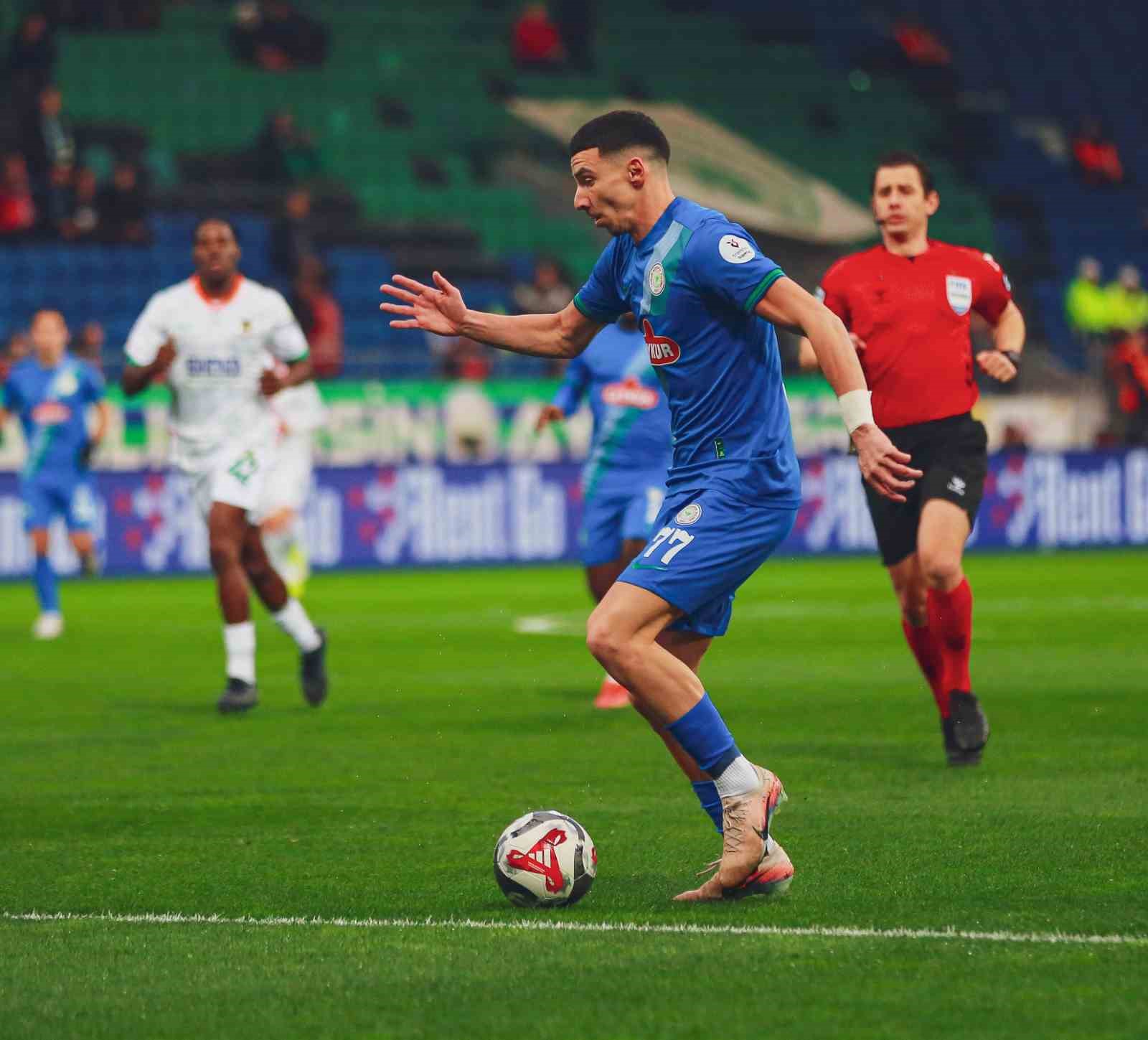 Trendyol Süper Lig: Çaykur Rizespor: 0 - Corendon Alanyaspor: 0 (İlk yarı)
