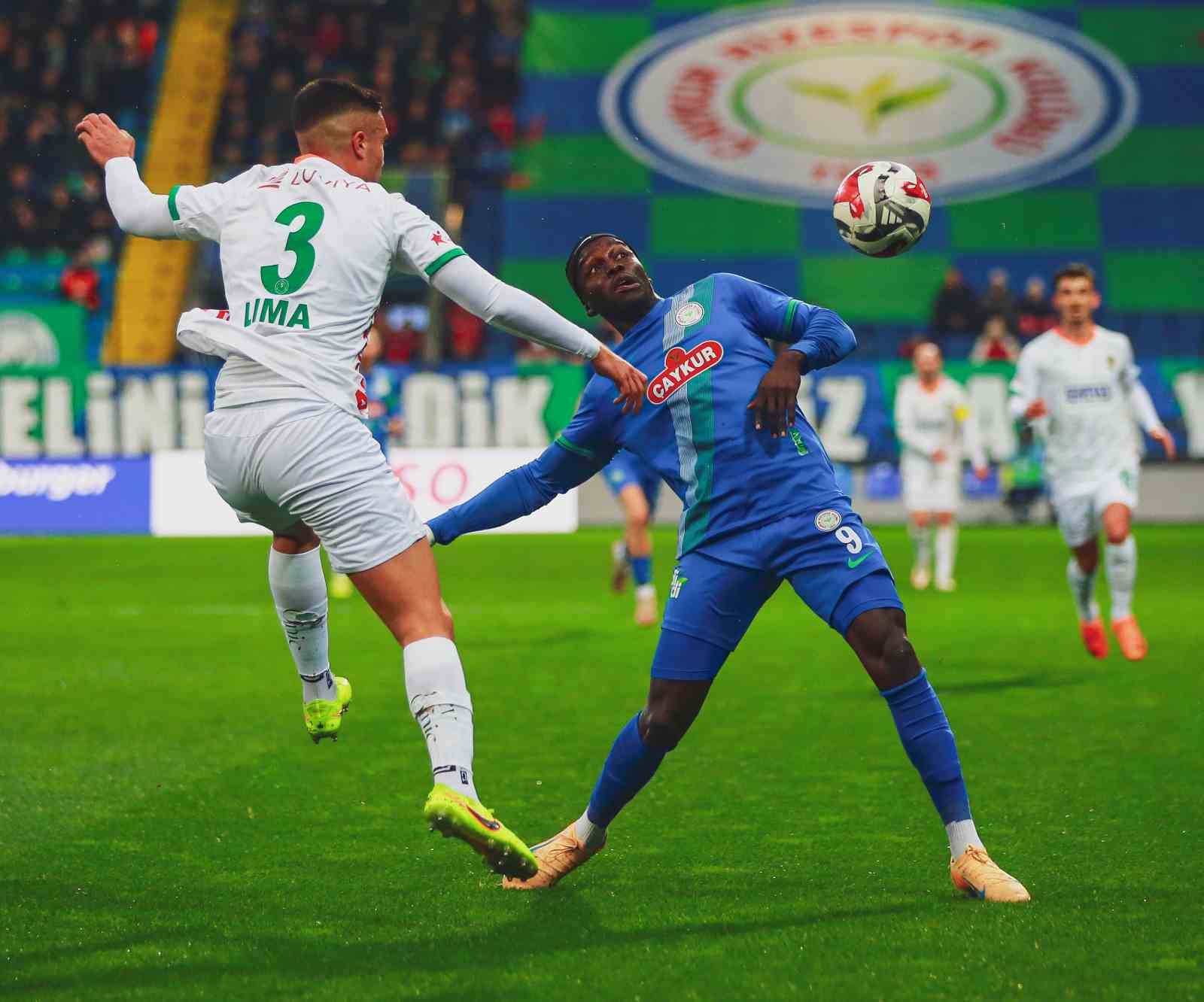 Trendyol Süper Lig: Çaykur Rizespor: 0 - Corendon Alanyaspor: 0 (İlk yarı)
