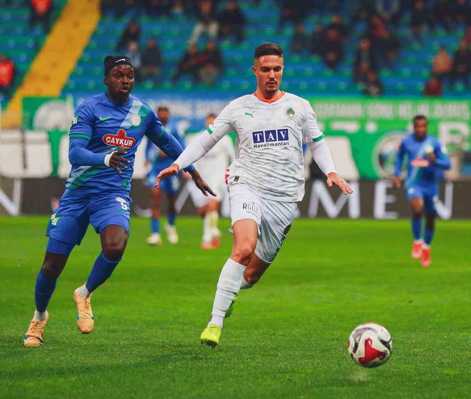 Trendyol Süper Lig: Çaykur Rizespor: 0 - Corendon Alanyaspor: 0 (İlk yarı)
