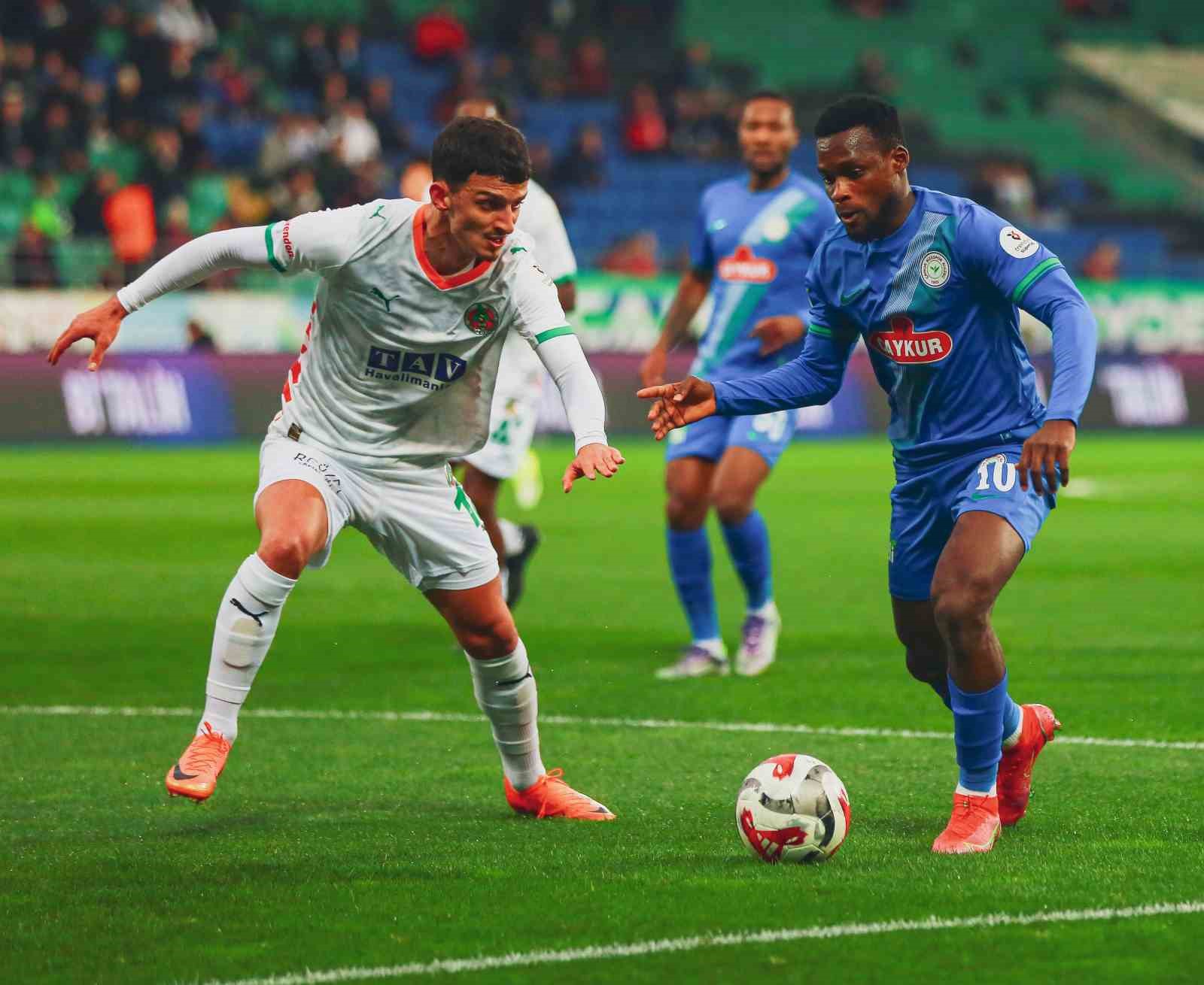 Trendyol Süper Lig: Çaykur Rizespor: 0 - Corendon Alanyaspor: 0 (İlk yarı)
