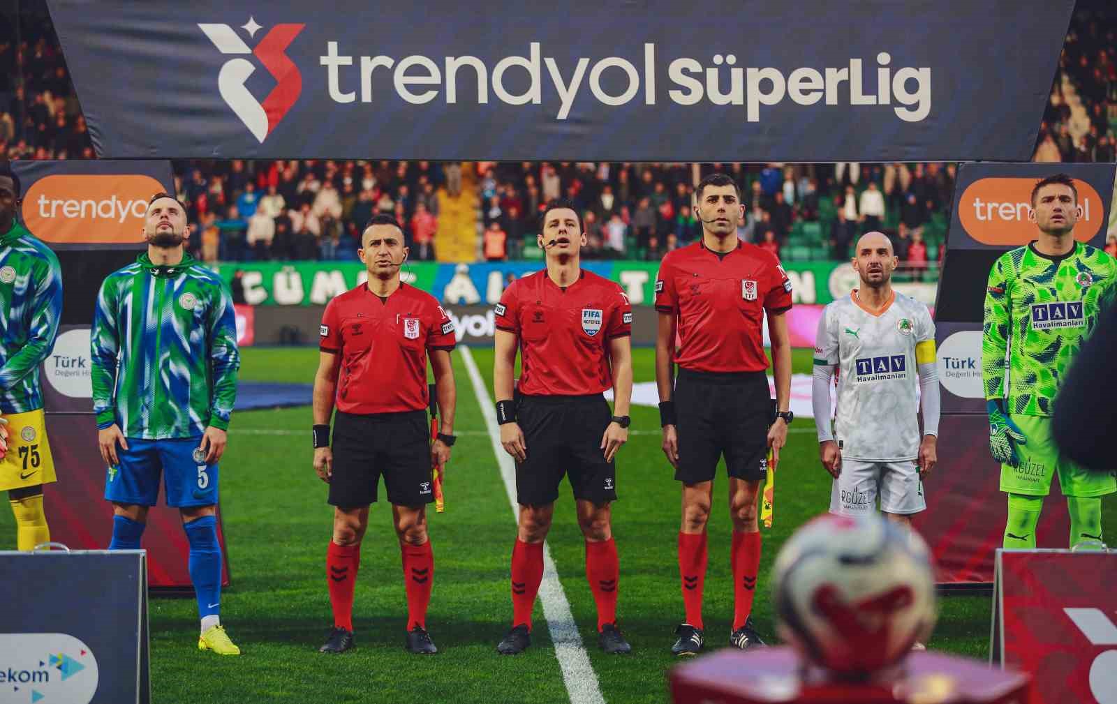 Trendyol Süper Lig: Çaykur Rizespor: 0 - Corendon Alanyaspor: 0 (İlk yarı)
