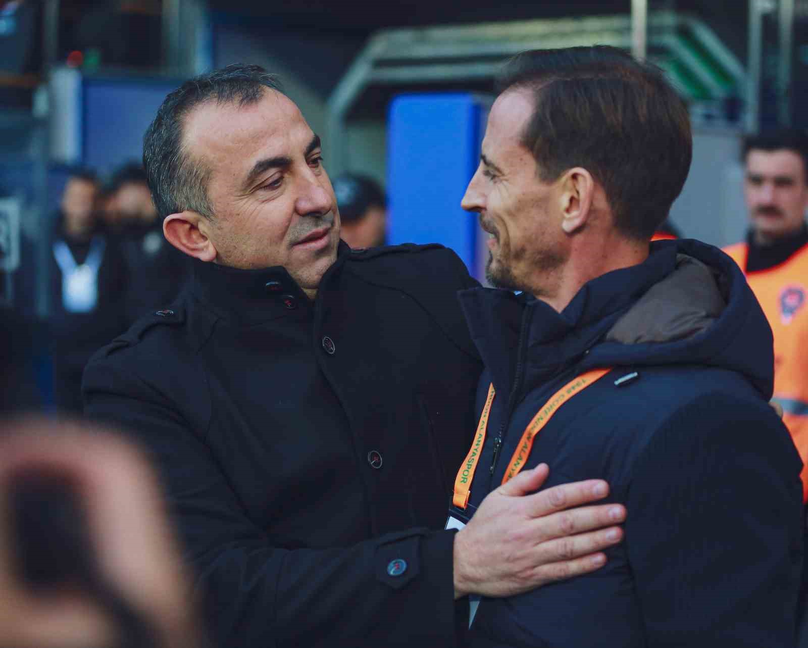 Trendyol Süper Lig: Çaykur Rizespor: 0 - Corendon Alanyaspor: 0 (İlk yarı)
