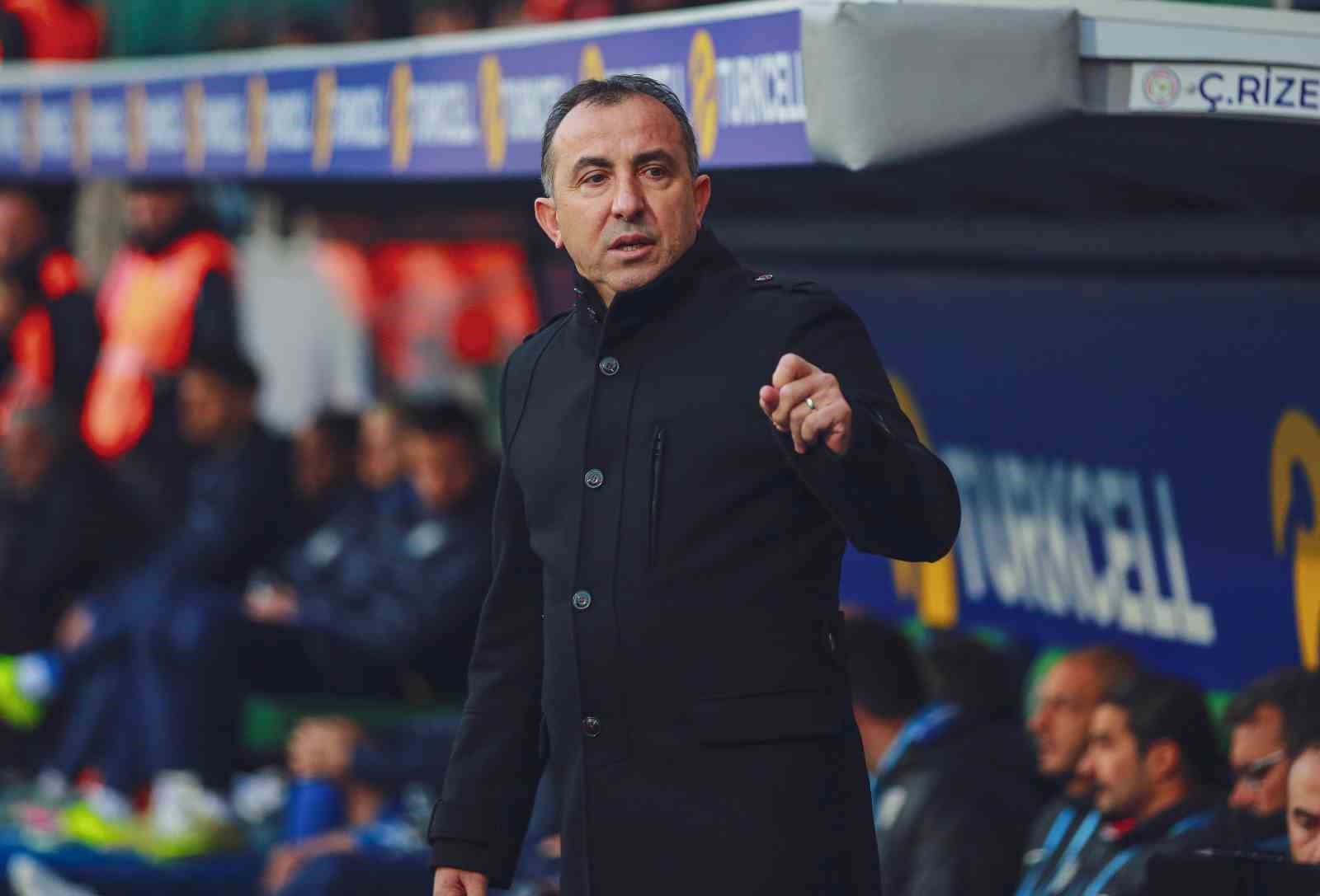 Trendyol Süper Lig: Çaykur Rizespor: 0 - Corendon Alanyaspor: 0 (İlk yarı)
