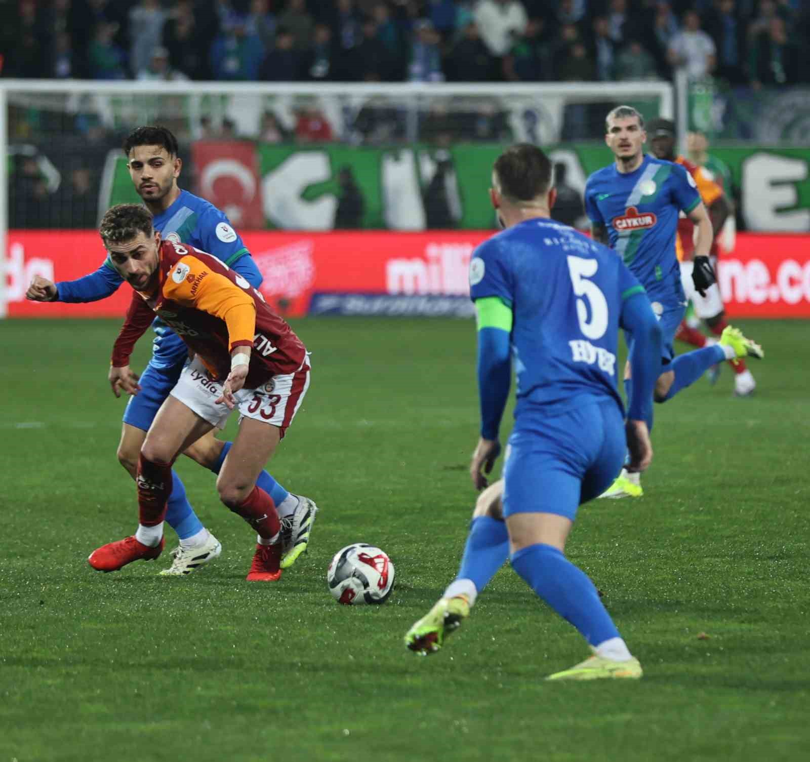 Trendyol Süper Lig: Çaykur Rizespor: 0 - Galatasaray: 1 (İlk yarı)
