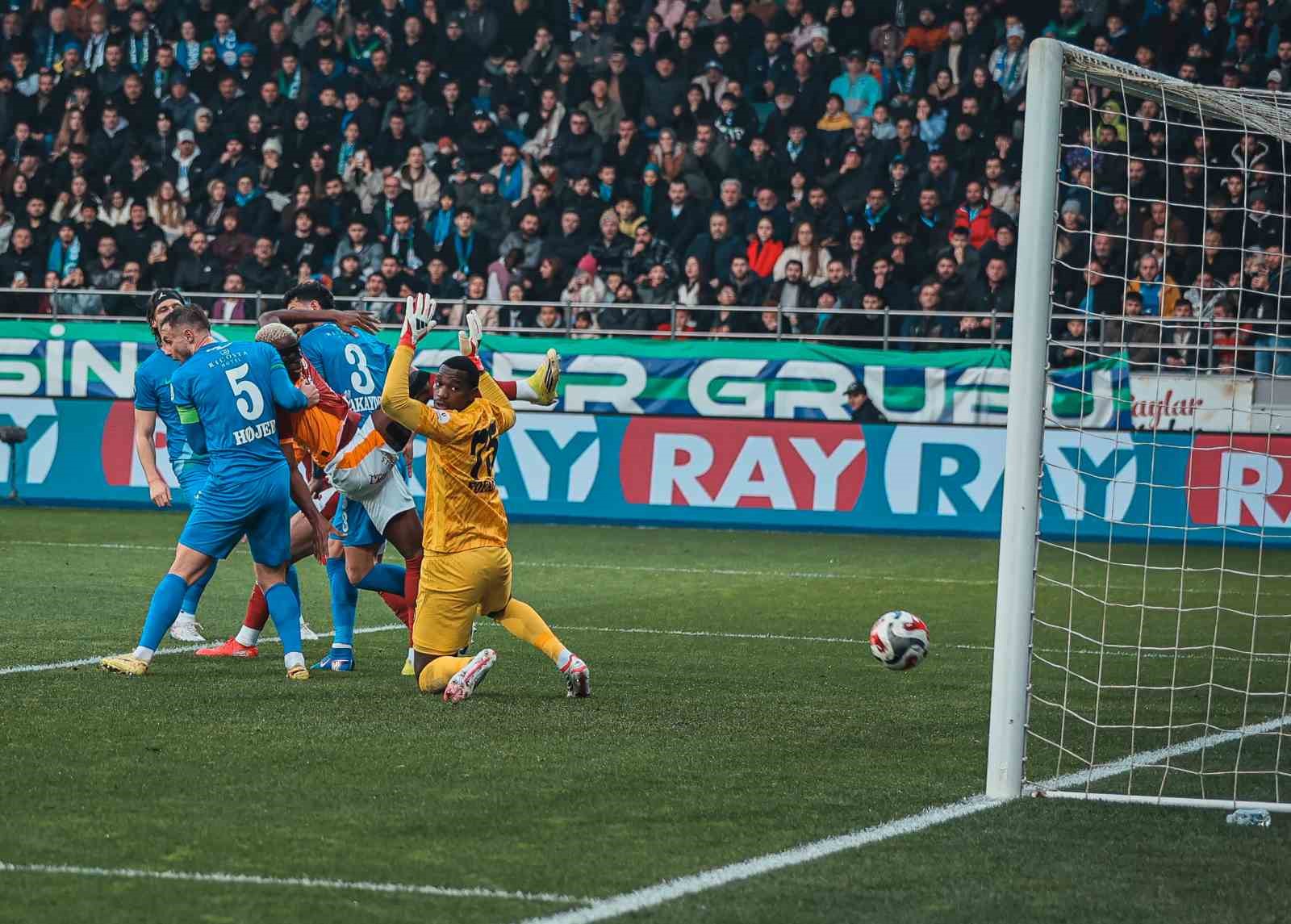 Trendyol Süper Lig: Çaykur Rizespor: 0 - Galatasaray: 1 (İlk yarı)
