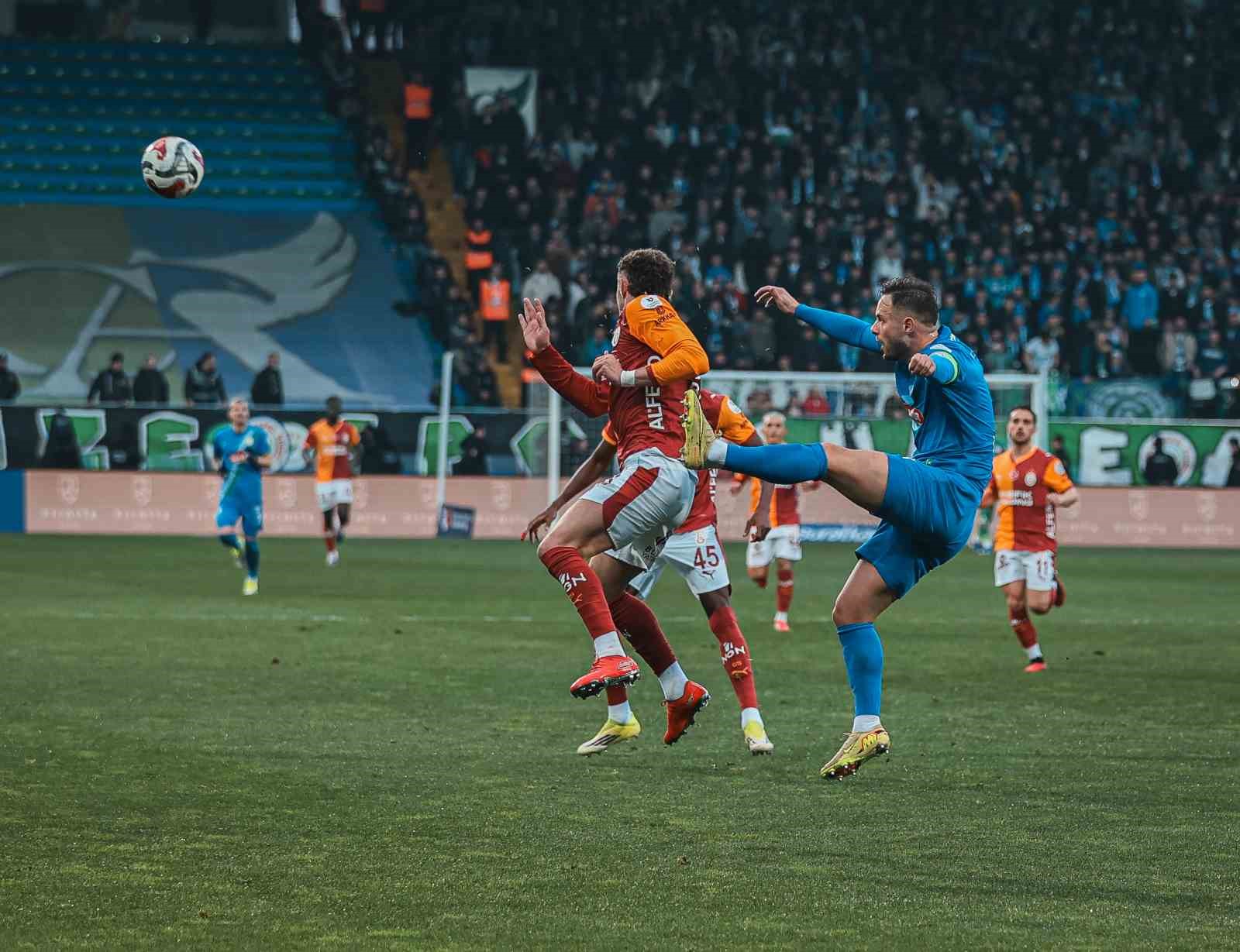 Trendyol Süper Lig: Çaykur Rizespor: 0 - Galatasaray: 1 (İlk yarı)
