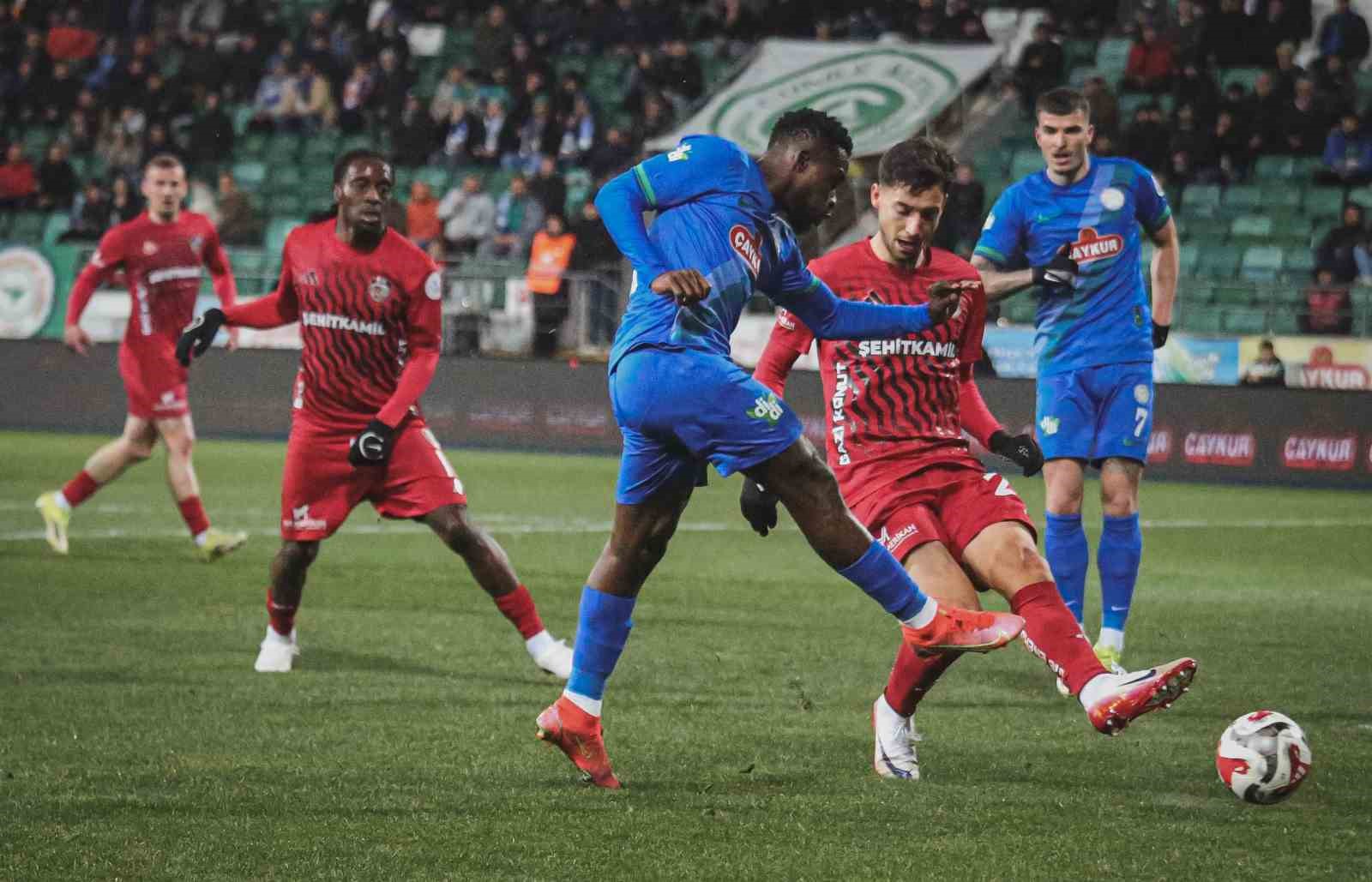 Trendyol Süper Lig: Çaykur Rizespor: 0 - Gaziantep FK: 1 (İlk yarı)
