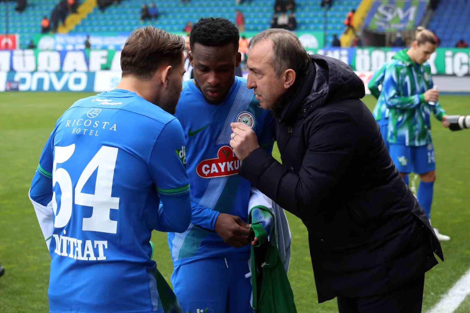 Trendyol Süper Lig: Çaykur Rizespor: 1 - Antalyaspor: 0 (İlk yarı)
Trendyol Süper Lig: Çaykur Rizespor: 1 - Antalyaspor: 0 (İlk yarı)