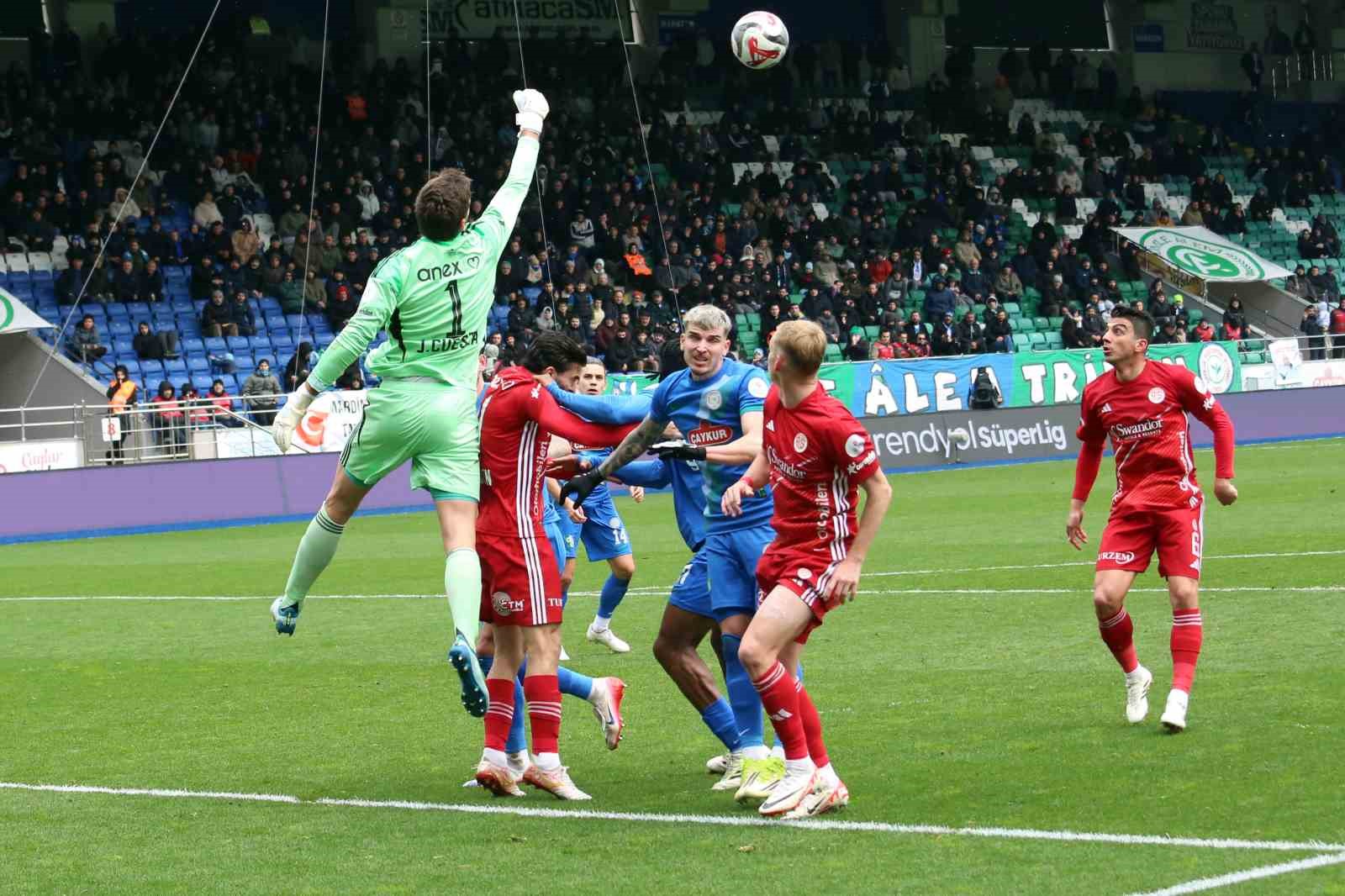 Trendyol Süper Lig: Çaykur Rizespor: 1 - Antalyaspor: 0 (İlk yarı)
Trendyol Süper Lig: Çaykur Rizespor: 1 - Antalyaspor: 0 (İlk yarı)