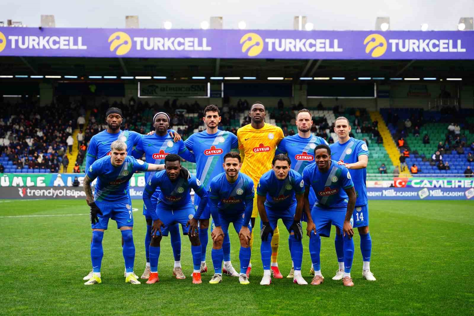 Trendyol Süper Lig: Çaykur Rizespor: 1 - Antalyaspor: 0 (İlk yarı)
Trendyol Süper Lig: Çaykur Rizespor: 1 - Antalyaspor: 0 (İlk yarı)