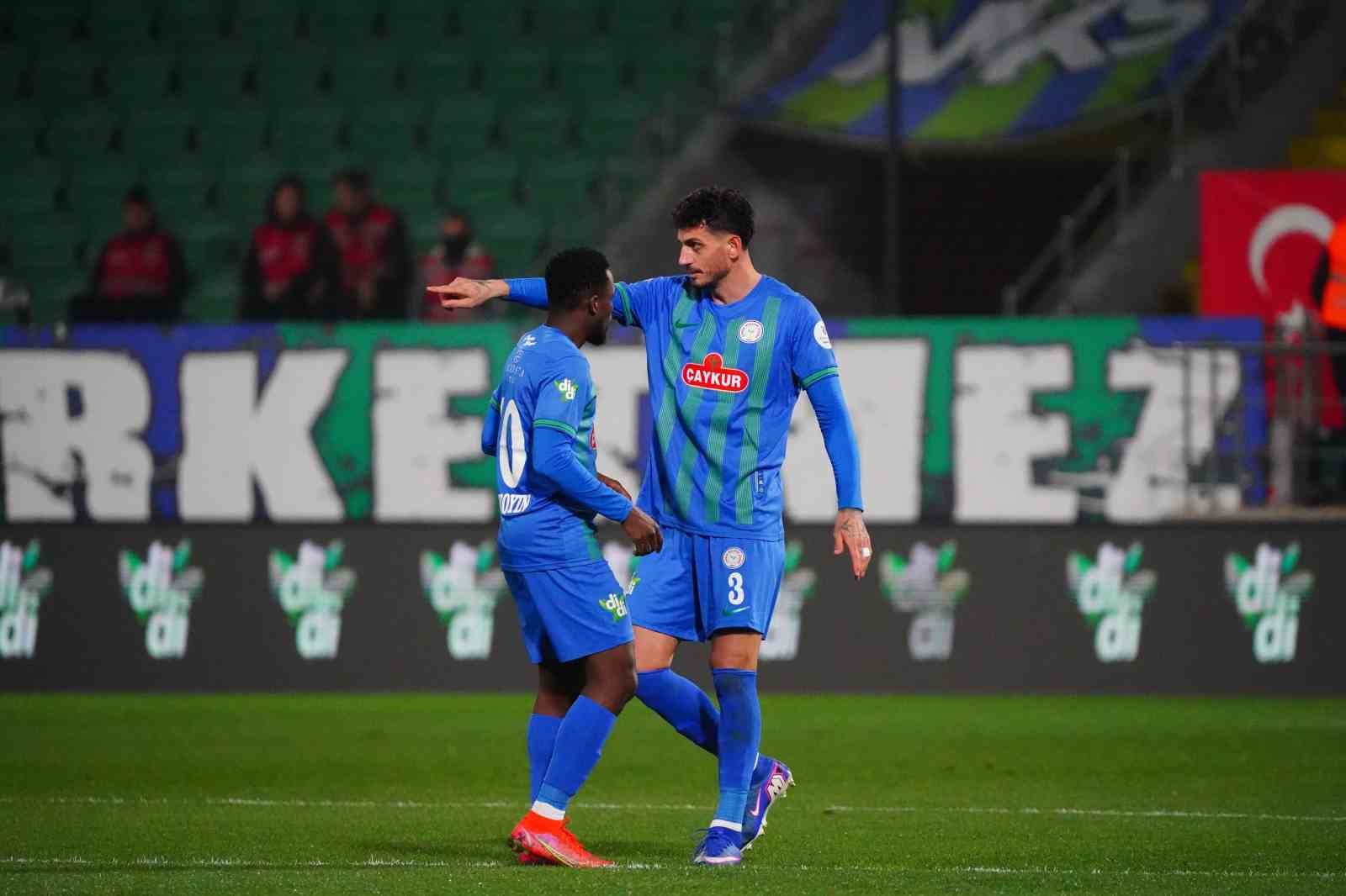 Trendyol Süper Lig: Çaykur Rizespor: 1 - Kocaelispor: 0 (İlk yarı)
Trendyol Süper Lig: Çaykur Rizespor: 1 - Kocaelispor: 0 (İlk yarı)