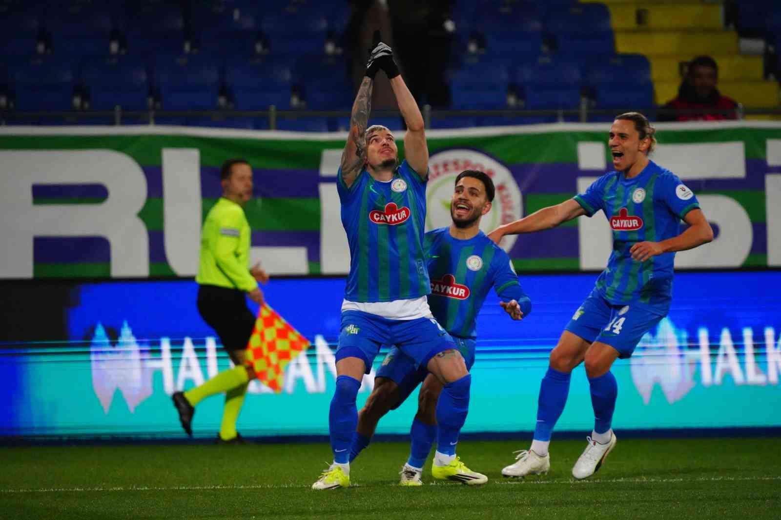 Trendyol Süper Lig: Çaykur Rizespor: 1 - Kocaelispor: 0 (İlk yarı)
Trendyol Süper Lig: Çaykur Rizespor: 1 - Kocaelispor: 0 (İlk yarı)