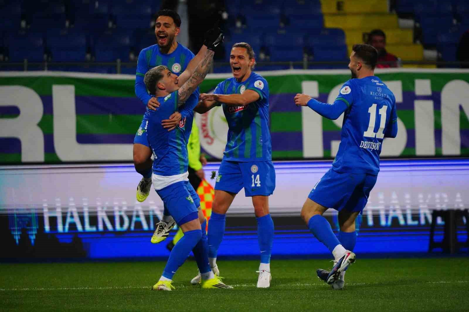 Trendyol Süper Lig: Çaykur Rizespor: 1 - Kocaelispor: 0 (İlk yarı)
Trendyol Süper Lig: Çaykur Rizespor: 1 - Kocaelispor: 0 (İlk yarı)