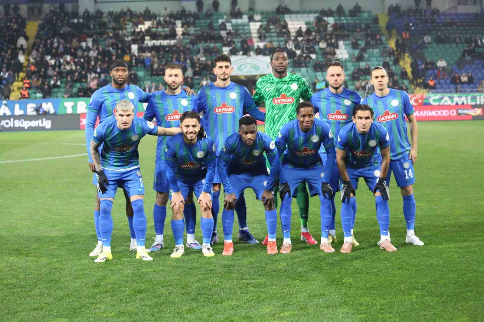 Trendyol Süper Lig: Çaykur Rizespor: 1 - Kocaelispor: 0 (İlk yarı)
Trendyol Süper Lig: Çaykur Rizespor: 1 - Kocaelispor: 0 (İlk yarı)