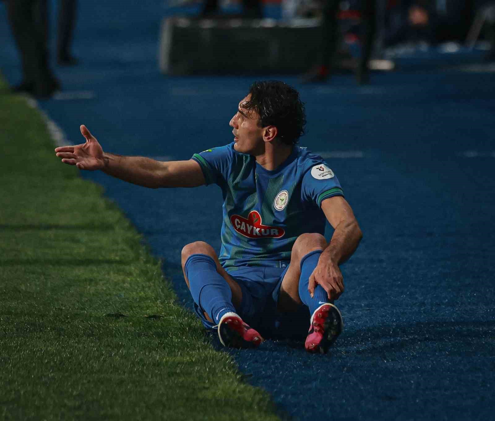 Trendyol Süper Lig: Çaykur Rizespor: 3 - Samsunspor: 0 (İlk yarı)
