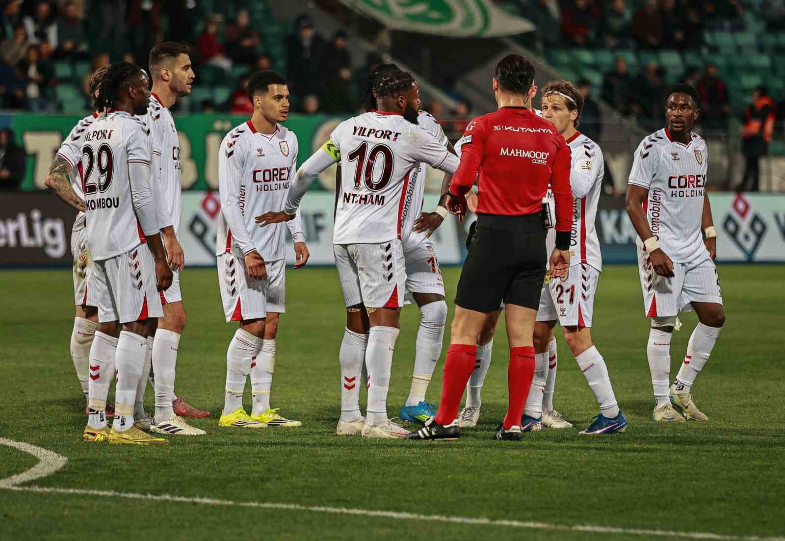 Trendyol Süper Lig: Çaykur Rizespor: 3 - Samsunspor: 0 (İlk yarı)
