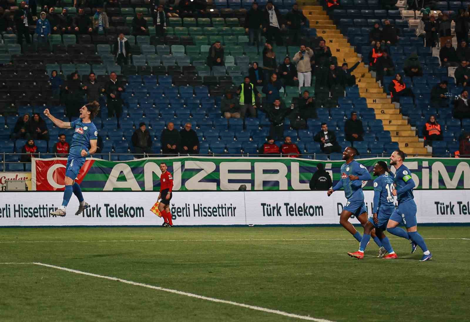 Trendyol Süper Lig: Çaykur Rizespor: 3 - Samsunspor: 0 (İlk yarı)
